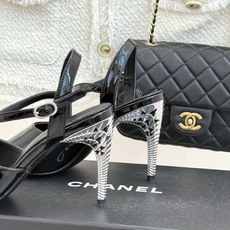 CHANE*|小香26A新品 双C金属跟鱼嘴高跟凉鞋 是夏天必入的绝美凉鞋 露趾设计衬脚型纤细 双C标识点缀鞋面 金属跟 CHANE*|小香26A新品 双C金属跟鱼嘴高跟凉鞋 是夏天必入的绝美凉鞋 露趾设计衬脚型纤细 双C标识点缀鞋面 金属跟