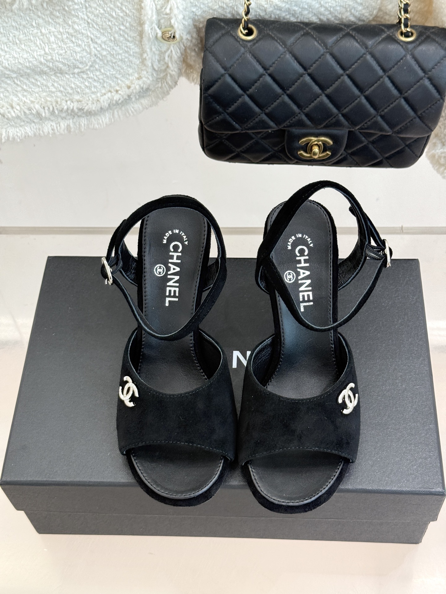 CHANE*｜小香26A新品 双C金属跟鱼嘴高跟凉鞋 是夏天必入的绝美凉鞋 露趾设计衬脚型纤细 双C标识点缀鞋面 金属跟