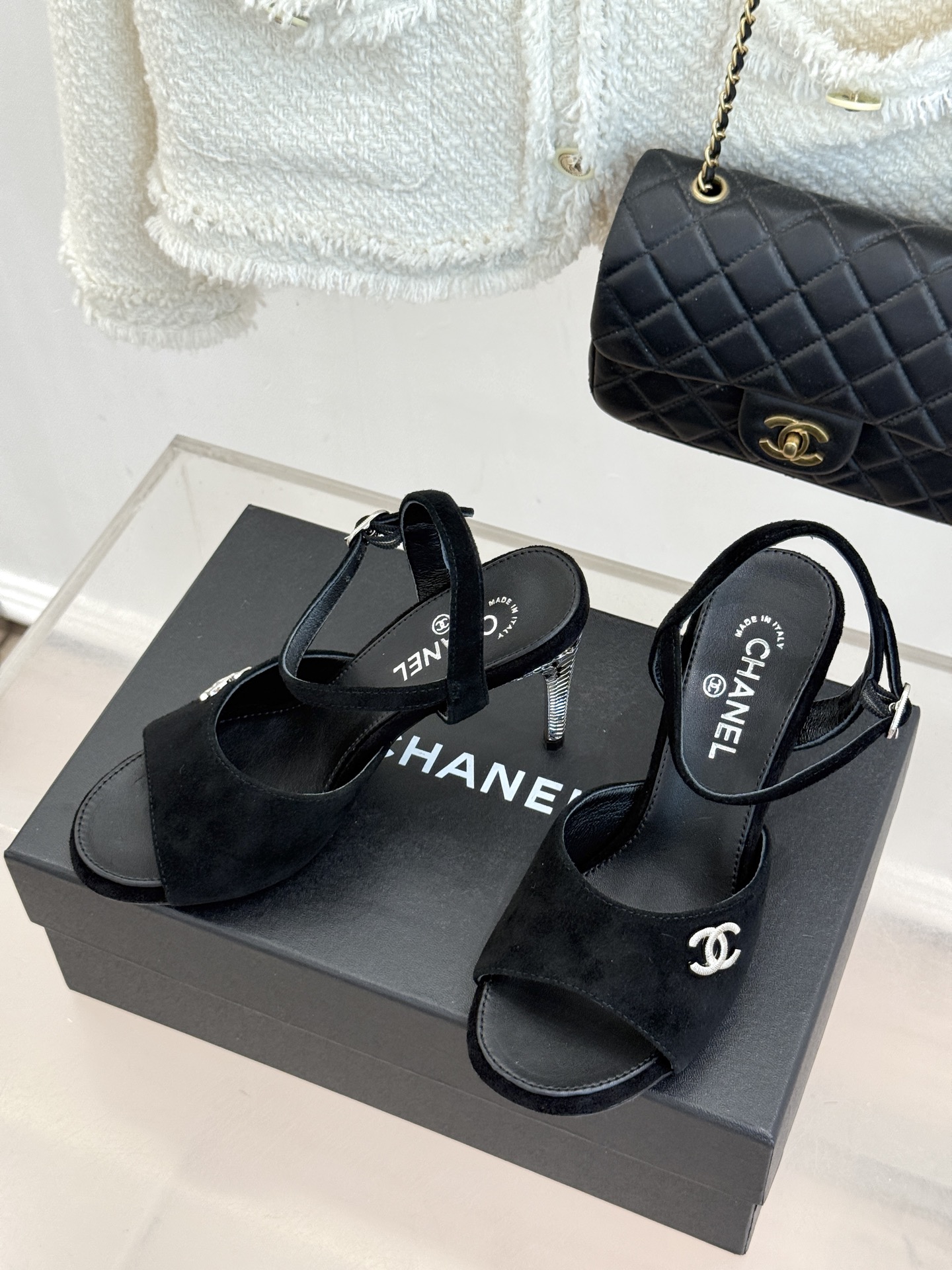 CHANE*｜小香26A新品 双C金属跟鱼嘴高跟凉鞋 是夏天必入的绝美凉鞋 露趾设计衬脚型纤细 双C标识点缀鞋面 金属跟