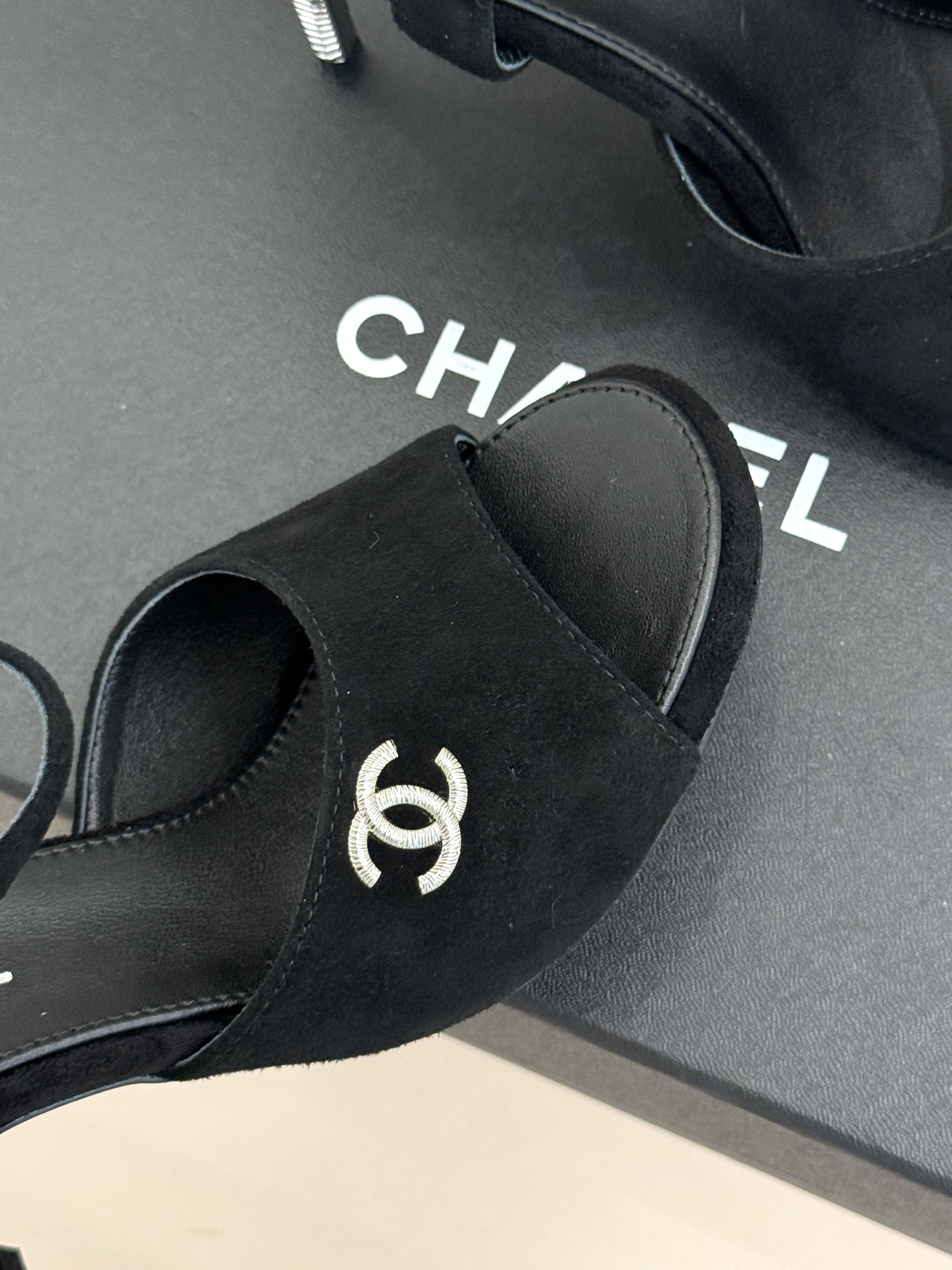 CHANE*｜小香26A新品 双C金属跟鱼嘴高跟凉鞋 是夏天必入的绝美凉鞋 露趾设计衬脚型纤细 双C标识点缀鞋面 金属跟