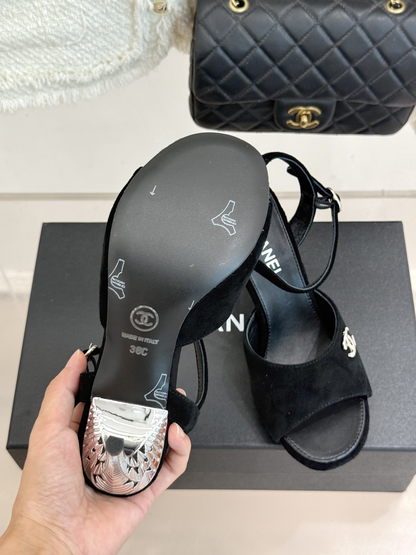 CHANE*｜小香26A新品 双C金属跟鱼嘴高跟凉鞋 是夏天必入的绝美凉鞋 露趾设计衬脚型纤细 双C标识点缀鞋面 金属跟