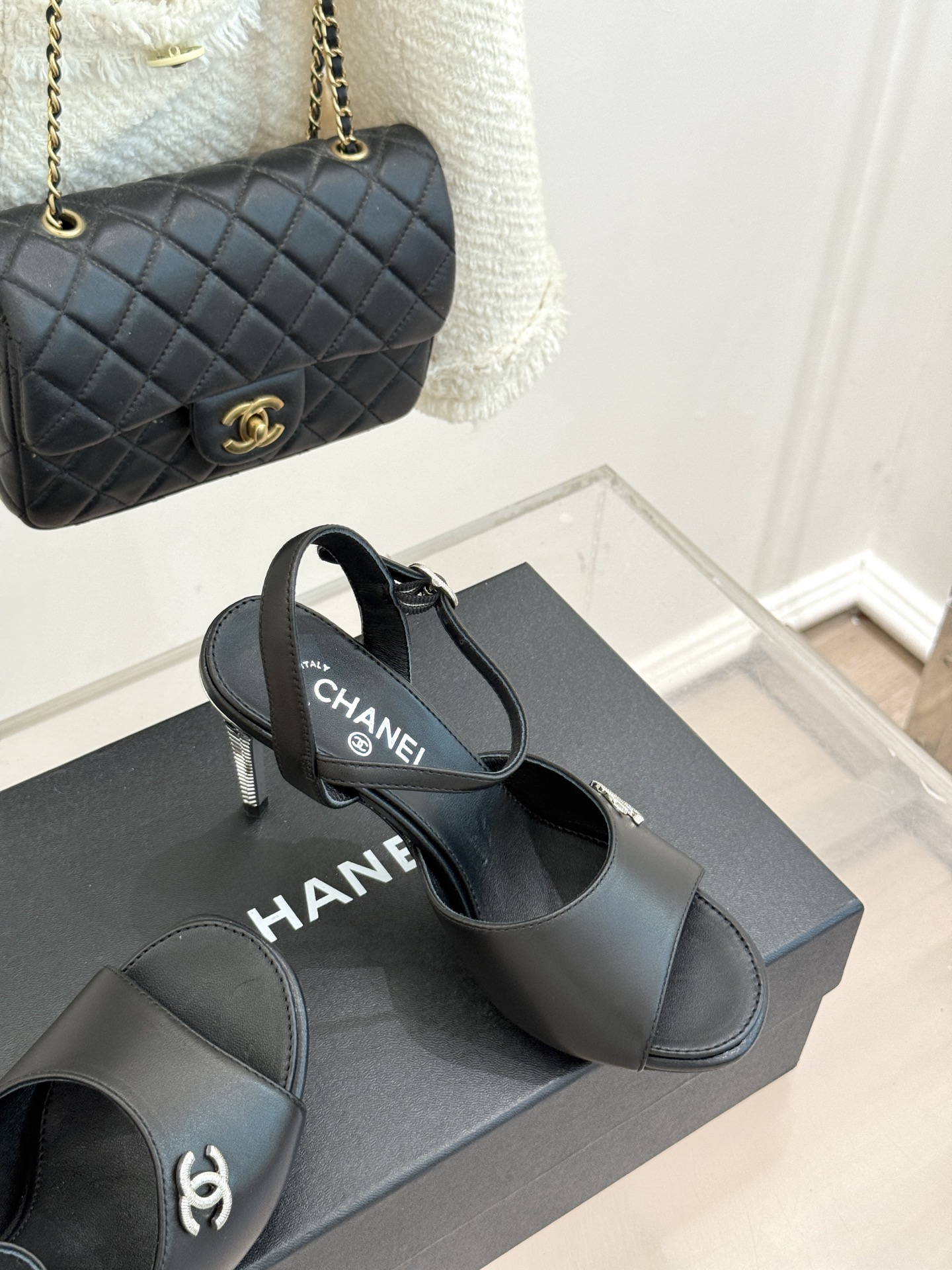 CHANE*|小香26A新品 双C金属跟鱼嘴高跟凉鞋 是夏天必入的绝美凉鞋 露趾设计衬脚型纤细 双C标识点缀鞋面 金属跟 CHANE*|小香26A新品 双C金属跟鱼嘴高跟凉鞋 是夏天必入的绝美凉鞋 露趾设计衬脚型纤细 双C标识点缀鞋面 金属跟