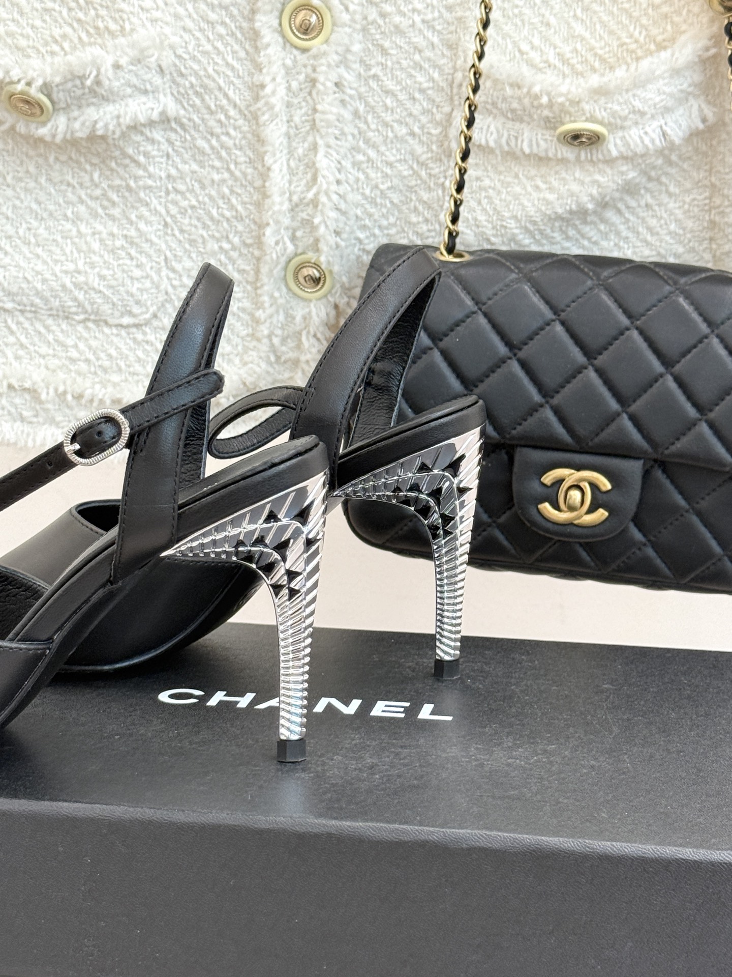 CHANE*|小香26A新品 双C金属跟鱼嘴高跟凉鞋 是夏天必入的绝美凉鞋 露趾设计衬脚型纤细 双C标识点缀鞋面 金属跟 CHANE*|小香26A新品 双C金属跟鱼嘴高跟凉鞋 是夏天必入的绝美凉鞋 露趾设计衬脚型纤细 双C标识点缀鞋面 金属跟
