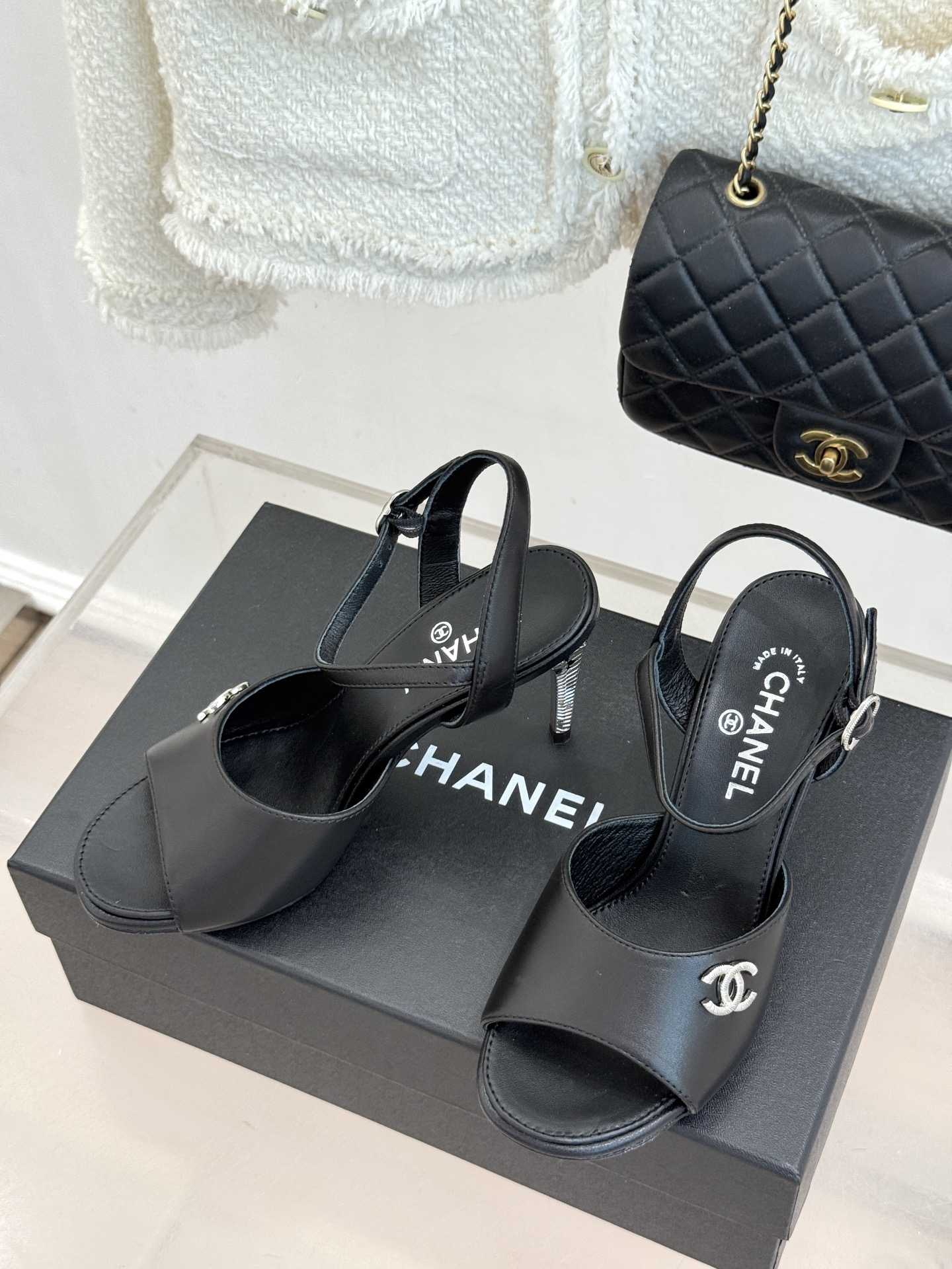 CHANE*|小香26A新品 双C金属跟鱼嘴高跟凉鞋 是夏天必入的绝美凉鞋 露趾设计衬脚型纤细 双C标识点缀鞋面 金属跟 CHANE*|小香26A新品 双C金属跟鱼嘴高跟凉鞋 是夏天必入的绝美凉鞋 露趾设计衬脚型纤细 双C标识点缀鞋面 金属跟