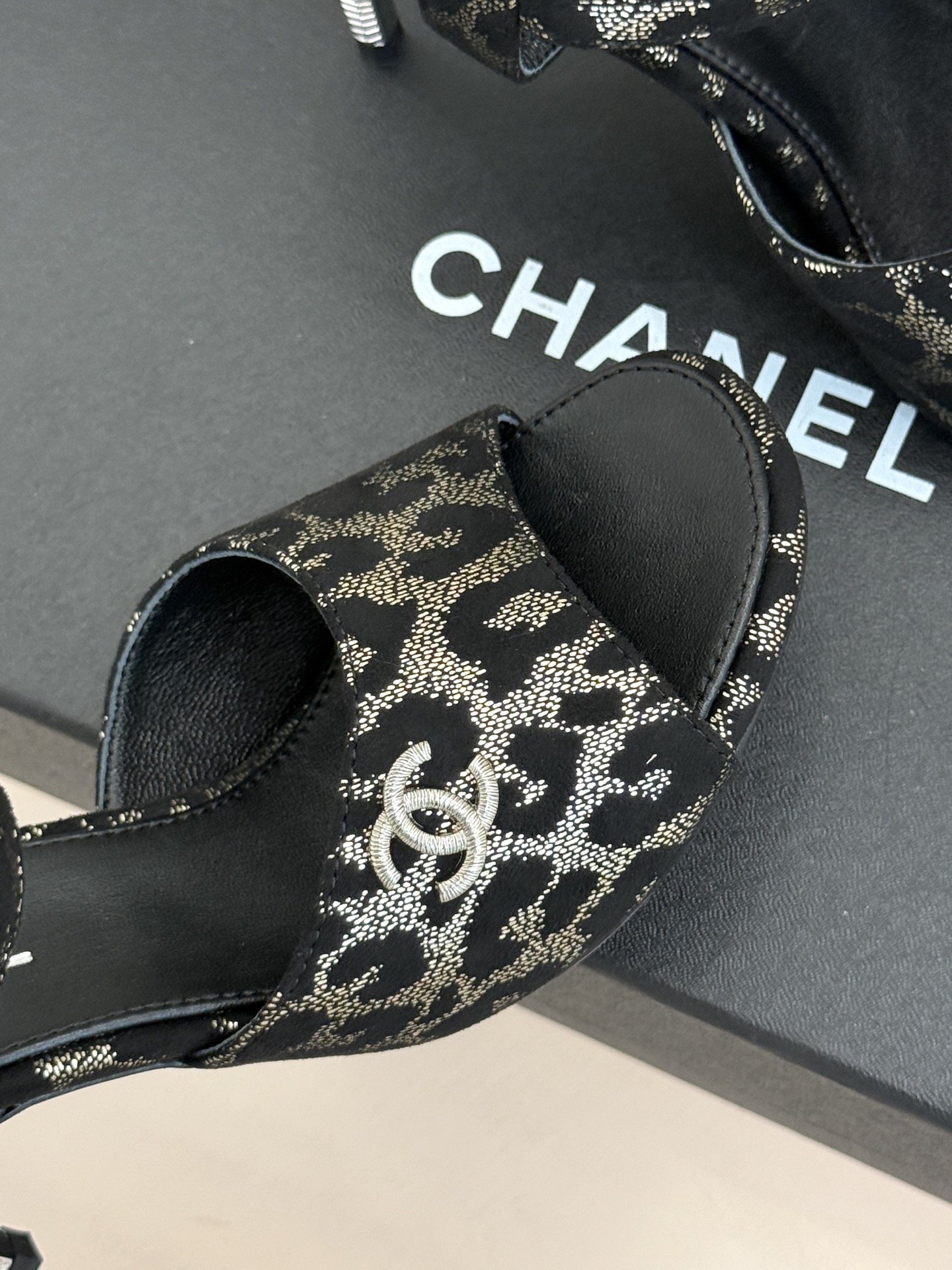 CHANE*|小香26A新品 双C金属跟鱼嘴高跟凉鞋 是夏天必入的绝美凉鞋 露趾设计衬脚型纤细 双C标识点缀鞋面 金属跟 CHANE*|小香26A新品 双C金属跟鱼嘴高跟凉鞋 是夏天必入的绝美凉鞋 露趾设计衬脚型纤细 双C标识点缀鞋面 金属跟