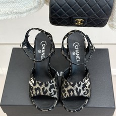 CHANE*|小香26A新品 双C金属跟鱼嘴高跟凉鞋 是夏天必入的绝美凉鞋 露趾设计衬脚型纤细 双C标识点缀鞋面 金属跟 CHANE*|小香26A新品 双C金属跟鱼嘴高跟凉鞋 是夏天必入的绝美凉鞋 露趾设计衬脚型纤细 双C标识点缀鞋面 金属跟