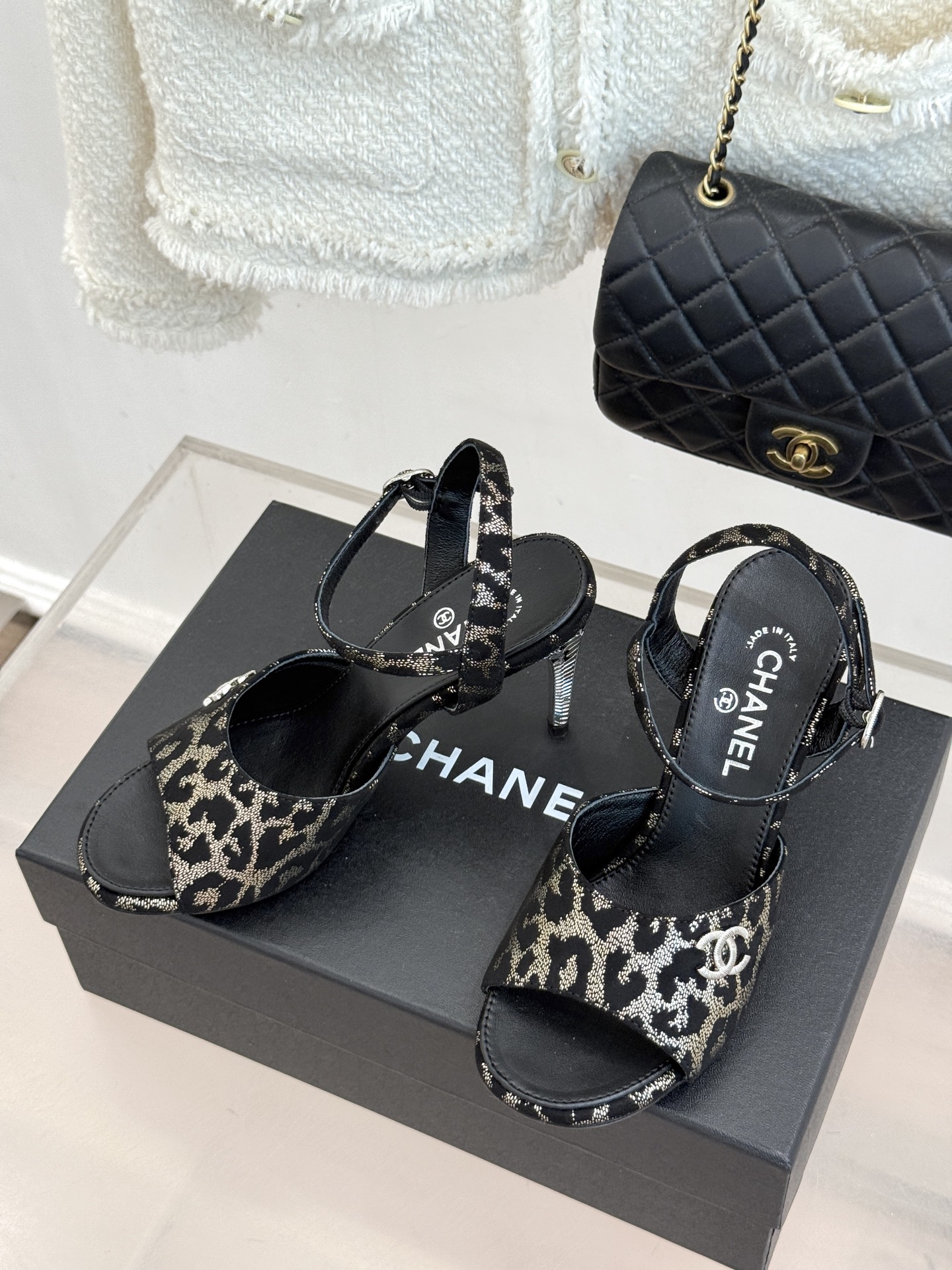 CHANE*|小香26A新品 双C金属跟鱼嘴高跟凉鞋 是夏天必入的绝美凉鞋 露趾设计衬脚型纤细 双C标识点缀鞋面 金属跟 CHANE*|小香26A新品 双C金属跟鱼嘴高跟凉鞋 是夏天必入的绝美凉鞋 露趾设计衬脚型纤细 双C标识点缀鞋面 金属跟