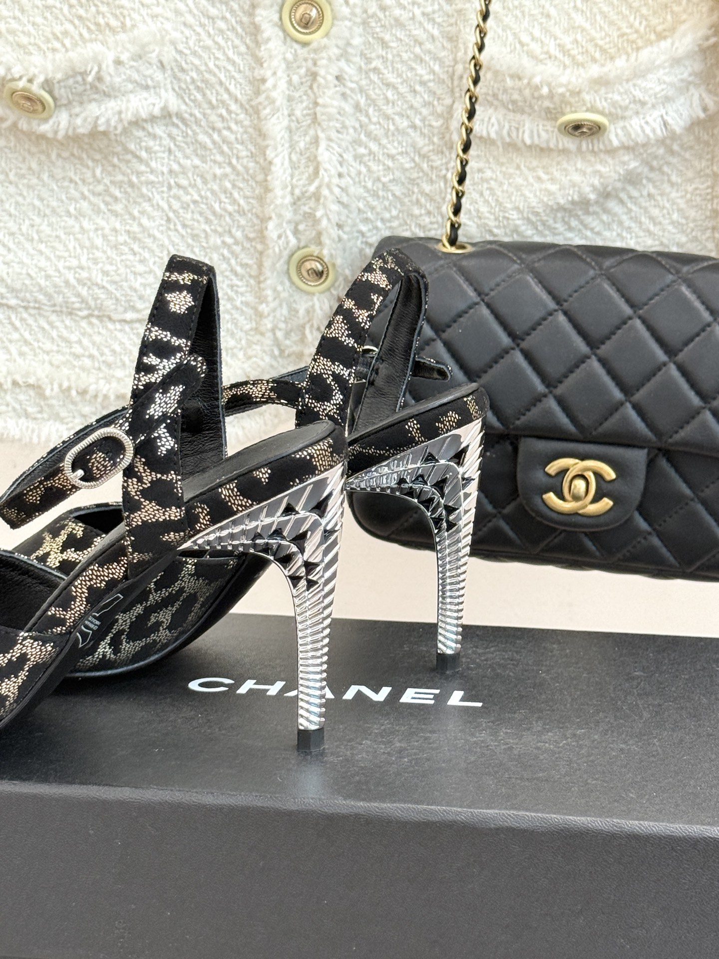 CHANE*|小香26A新品 双C金属跟鱼嘴高跟凉鞋 是夏天必入的绝美凉鞋 露趾设计衬脚型纤细 双C标识点缀鞋面 金属跟 CHANE*|小香26A新品 双C金属跟鱼嘴高跟凉鞋 是夏天必入的绝美凉鞋 露趾设计衬脚型纤细 双C标识点缀鞋面 金属跟