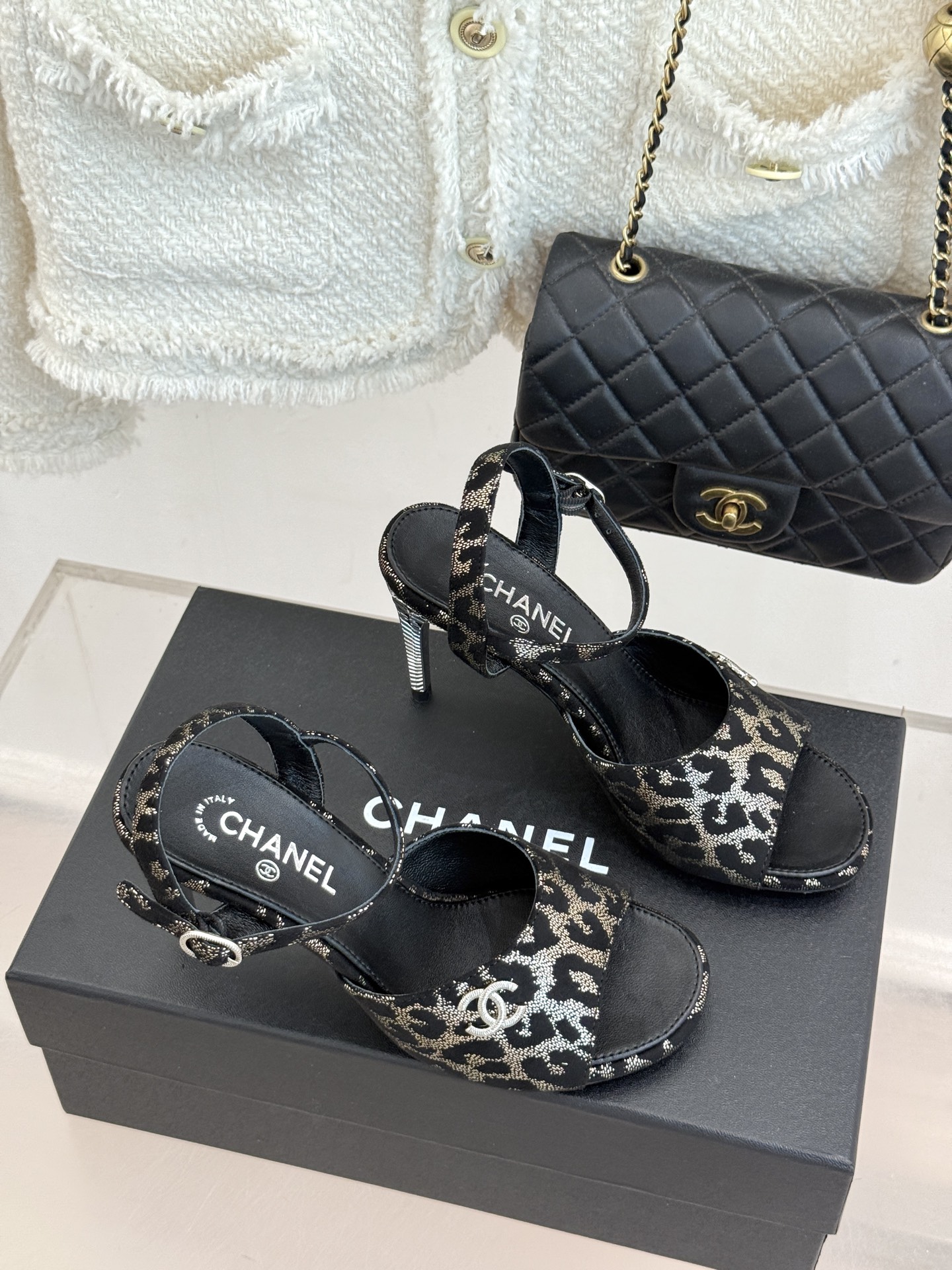 CHANE*|小香26A新品 双C金属跟鱼嘴高跟凉鞋 是夏天必入的绝美凉鞋 露趾设计衬脚型纤细 双C标识点缀鞋面 金属跟 CHANE*|小香26A新品 双C金属跟鱼嘴高跟凉鞋 是夏天必入的绝美凉鞋 露趾设计衬脚型纤细 双C标识点缀鞋面 金属跟