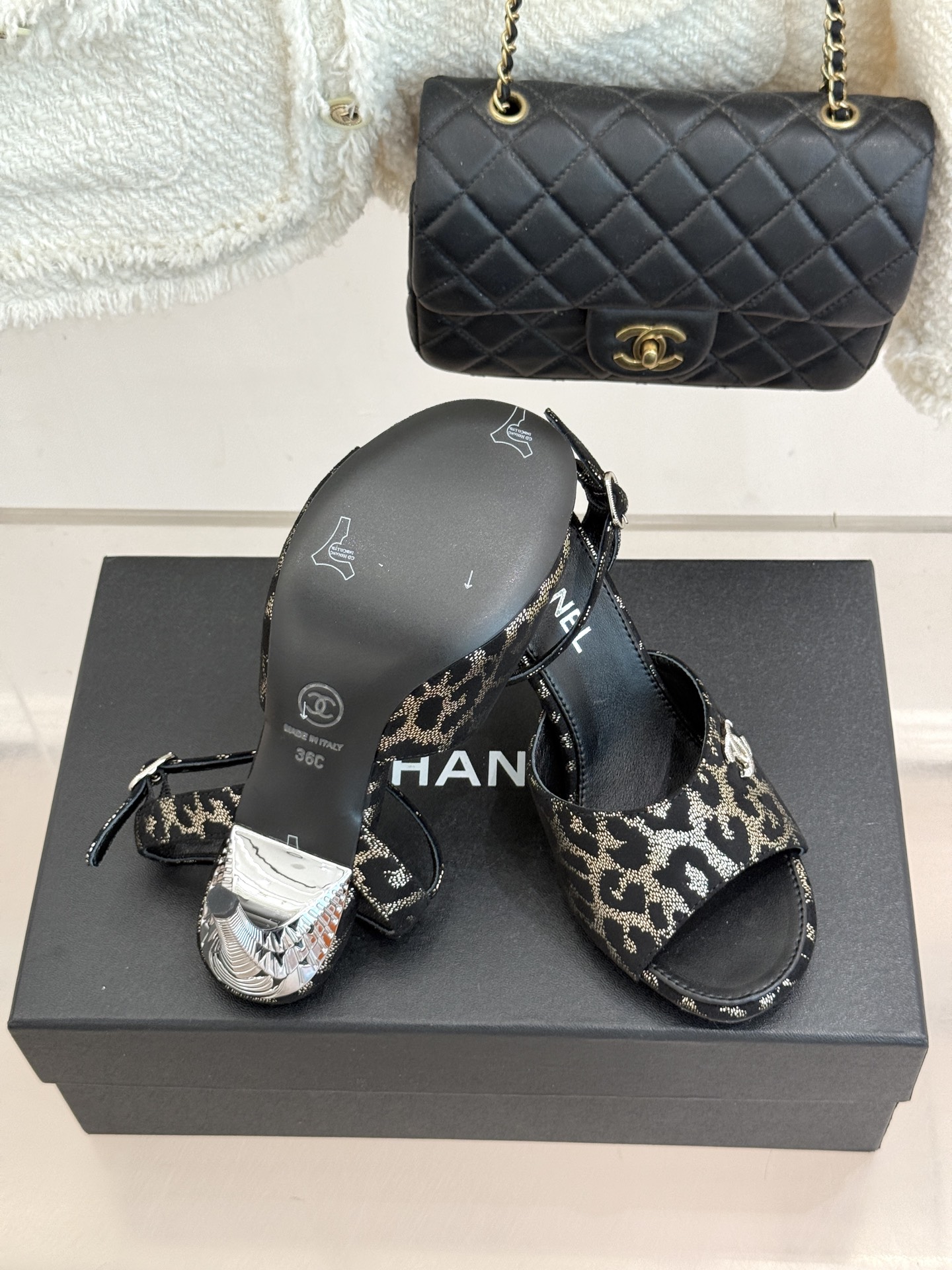 CHANE*|小香26A新品 双C金属跟鱼嘴高跟凉鞋 是夏天必入的绝美凉鞋 露趾设计衬脚型纤细 双C标识点缀鞋面 金属跟 CHANE*|小香26A新品 双C金属跟鱼嘴高跟凉鞋 是夏天必入的绝美凉鞋 露趾设计衬脚型纤细 双C标识点缀鞋面 金属跟