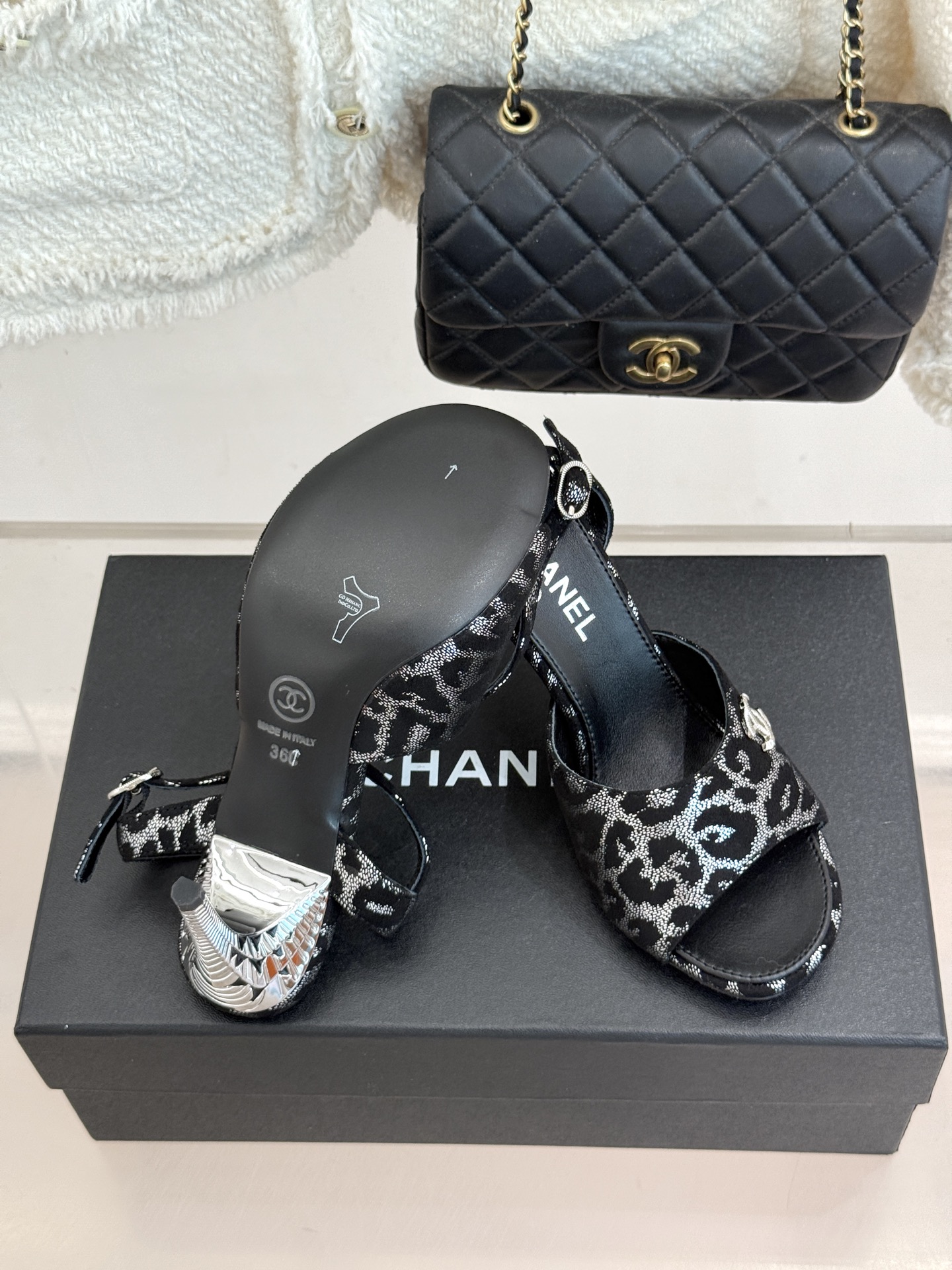 CHANE*|小香26A新品 双C金属跟鱼嘴高跟凉鞋 是夏天必入的绝美凉鞋 露趾设计衬脚型纤细 双C标识点缀鞋面 金属跟 CHANE*|小香26A新品 双C金属跟鱼嘴高跟凉鞋 是夏天必入的绝美凉鞋 露趾设计衬脚型纤细 双C标识点缀鞋面 金属跟