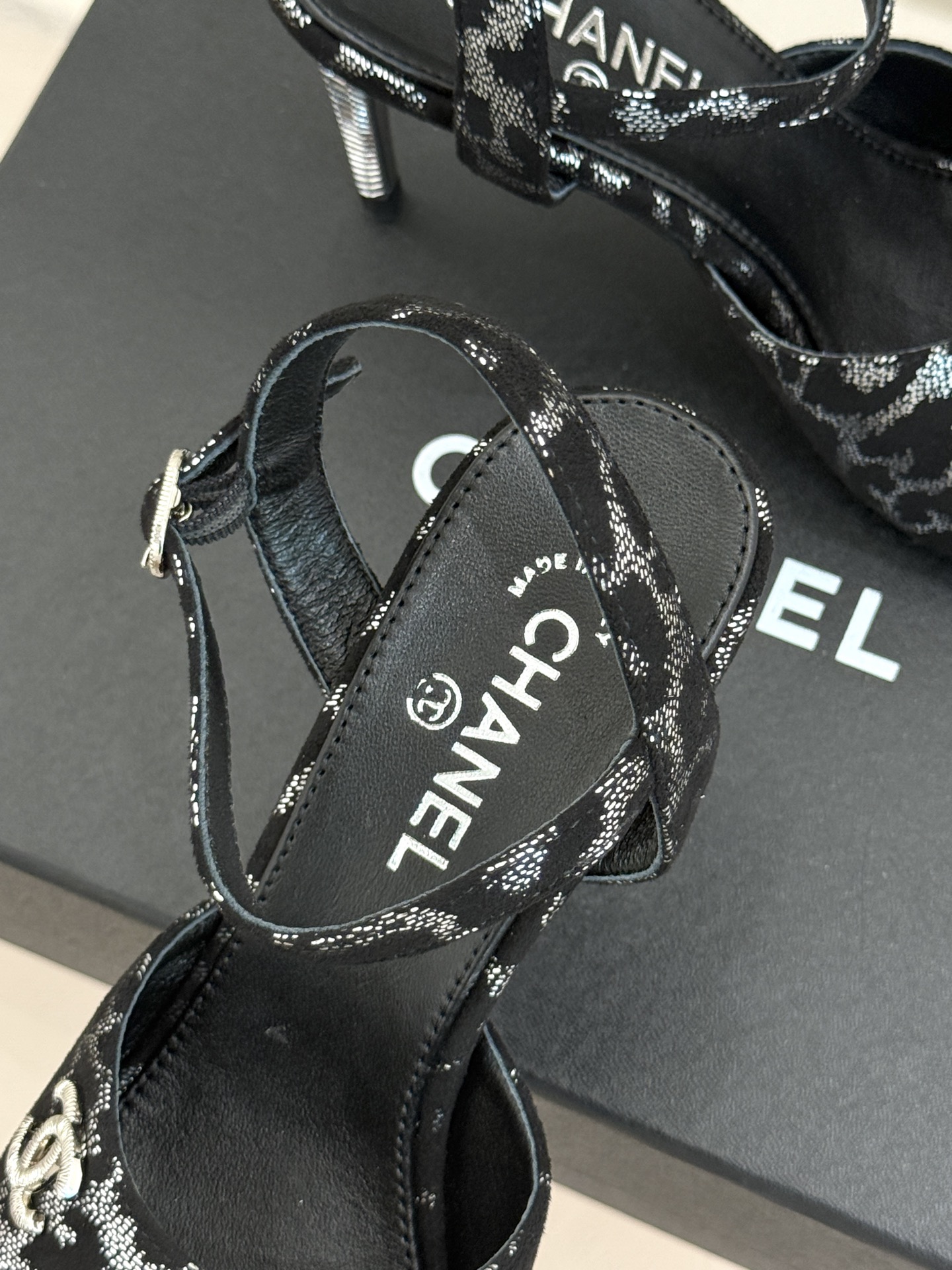 CHANE*|小香26A新品 双C金属跟鱼嘴高跟凉鞋 是夏天必入的绝美凉鞋 露趾设计衬脚型纤细 双C标识点缀鞋面 金属跟 CHANE*|小香26A新品 双C金属跟鱼嘴高跟凉鞋 是夏天必入的绝美凉鞋 露趾设计衬脚型纤细 双C标识点缀鞋面 金属跟