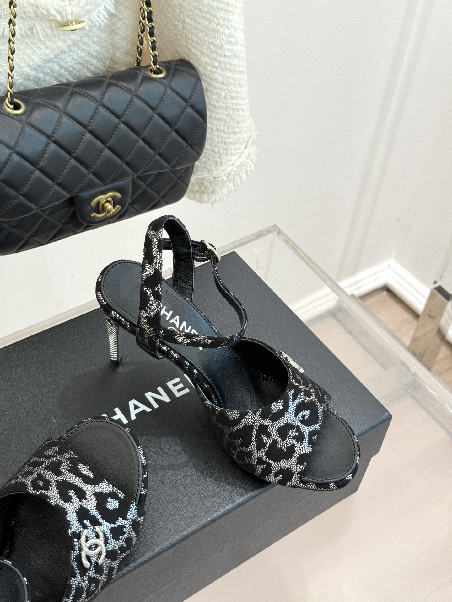 CHANE*|小香26A新品 双C金属跟鱼嘴高跟凉鞋 是夏天必入的绝美凉鞋 露趾设计衬脚型纤细 双C标识点缀鞋面 金属跟 CHANE*|小香26A新品 双C金属跟鱼嘴高跟凉鞋 是夏天必入的绝美凉鞋 露趾设计衬脚型纤细 双C标识点缀鞋面 金属跟