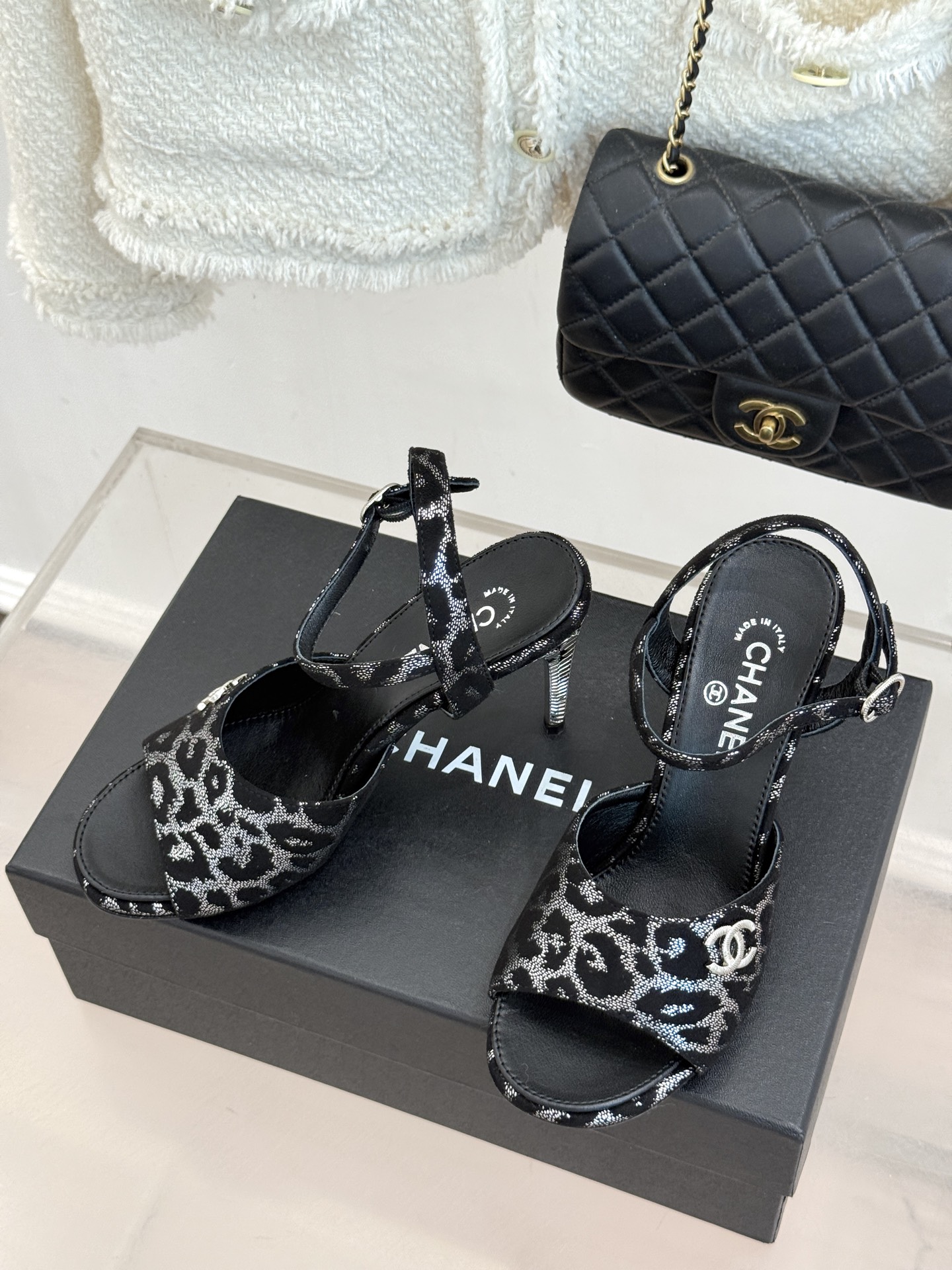 CHANE*|小香26A新品 双C金属跟鱼嘴高跟凉鞋 是夏天必入的绝美凉鞋 露趾设计衬脚型纤细 双C标识点缀鞋面 金属跟 CHANE*|小香26A新品 双C金属跟鱼嘴高跟凉鞋 是夏天必入的绝美凉鞋 露趾设计衬脚型纤细 双C标识点缀鞋面 金属跟