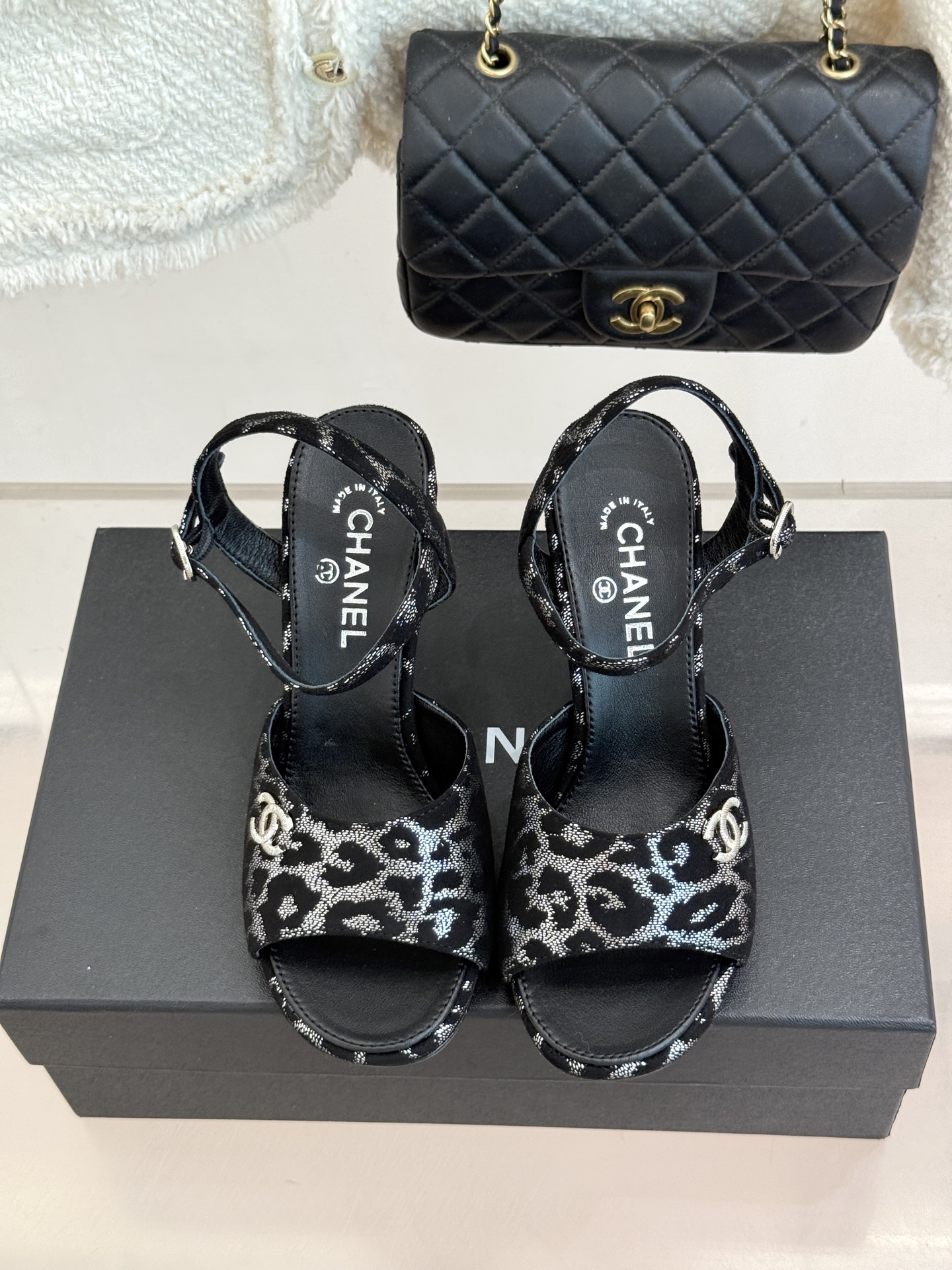 CHANE*|小香26A新品 双C金属跟鱼嘴高跟凉鞋 是夏天必入的绝美凉鞋 露趾设计衬脚型纤细 双C标识点缀鞋面 金属跟 CHANE*|小香26A新品 双C金属跟鱼嘴高跟凉鞋 是夏天必入的绝美凉鞋 露趾设计衬脚型纤细 双C标识点缀鞋面 金属跟