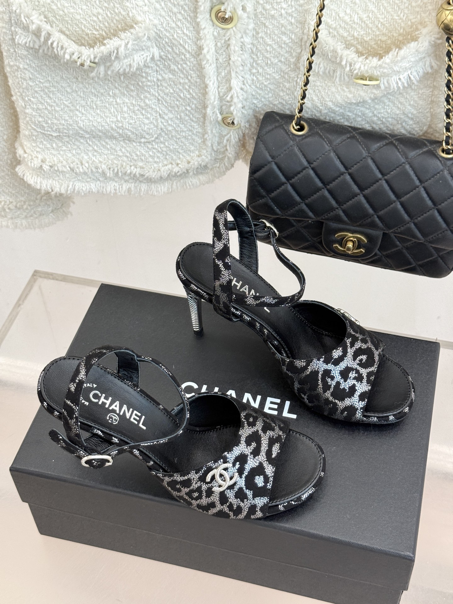 CHANE*|小香26A新品 双C金属跟鱼嘴高跟凉鞋 是夏天必入的绝美凉鞋 露趾设计衬脚型纤细 双C标识点缀鞋面 金属跟 CHANE*|小香26A新品 双C金属跟鱼嘴高跟凉鞋 是夏天必入的绝美凉鞋 露趾设计衬脚型纤细 双C标识点缀鞋面 金属跟