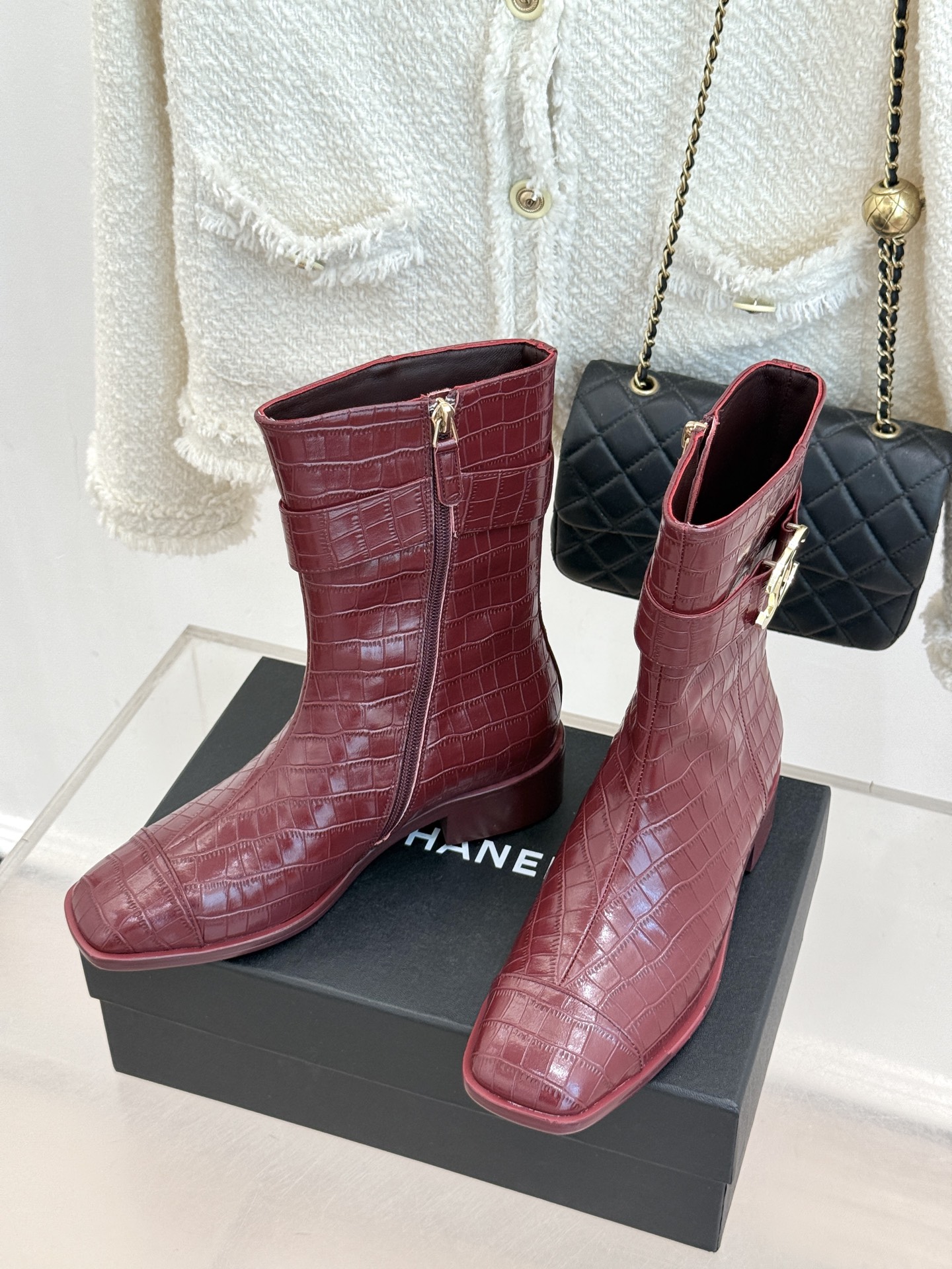CHANE*|小香26B新品双C 金属皮带扣骑士靴短靴 双C金属皮带扣点睛 牛皮靴身细腻有光泽 上脚秒变直腿精 酷飒糅合 CHANE*|小香26B新品双C 金属皮带扣骑士靴短靴 双C金属皮带扣点睛 牛皮靴身细腻有光泽 上脚秒变直腿精 酷飒糅合