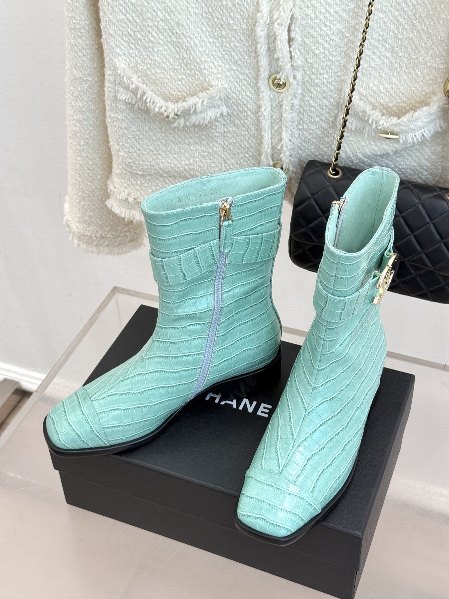 CHANE*|小香26B新品双C 金属皮带扣骑士靴短靴 双C金属皮带扣点睛 牛皮靴身细腻有光泽 上脚秒变直腿精 酷飒糅合 CHANE*|小香26B新品双C 金属皮带扣骑士靴短靴 双C金属皮带扣点睛 牛皮靴身细腻有光泽 上脚秒变直腿精 酷飒糅合