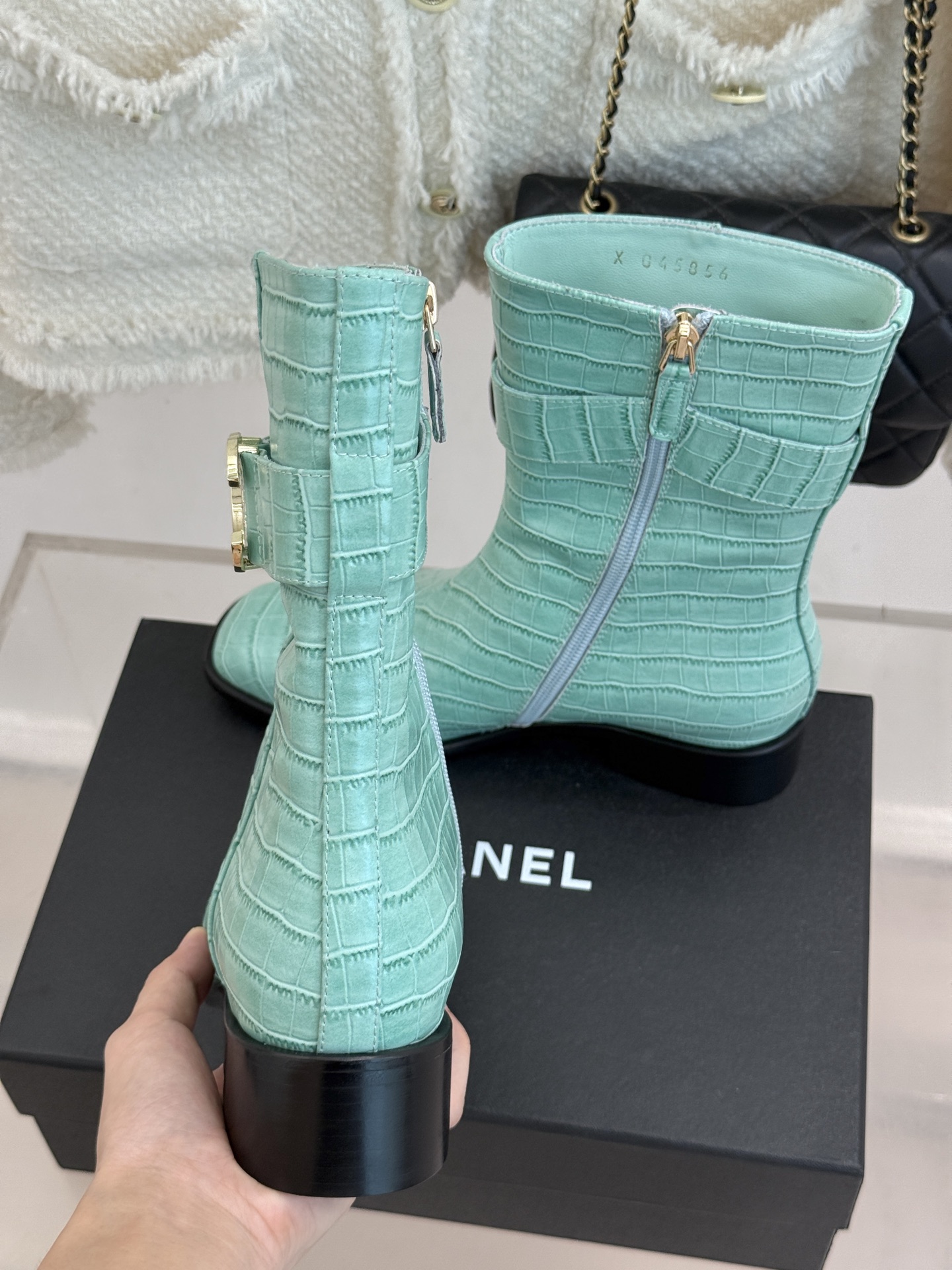 CHANE*|小香26B新品双C 金属皮带扣骑士靴短靴 双C金属皮带扣点睛 牛皮靴身细腻有光泽 上脚秒变直腿精 酷飒糅合 CHANE*|小香26B新品双C 金属皮带扣骑士靴短靴 双C金属皮带扣点睛 牛皮靴身细腻有光泽 上脚秒变直腿精 酷飒糅合
