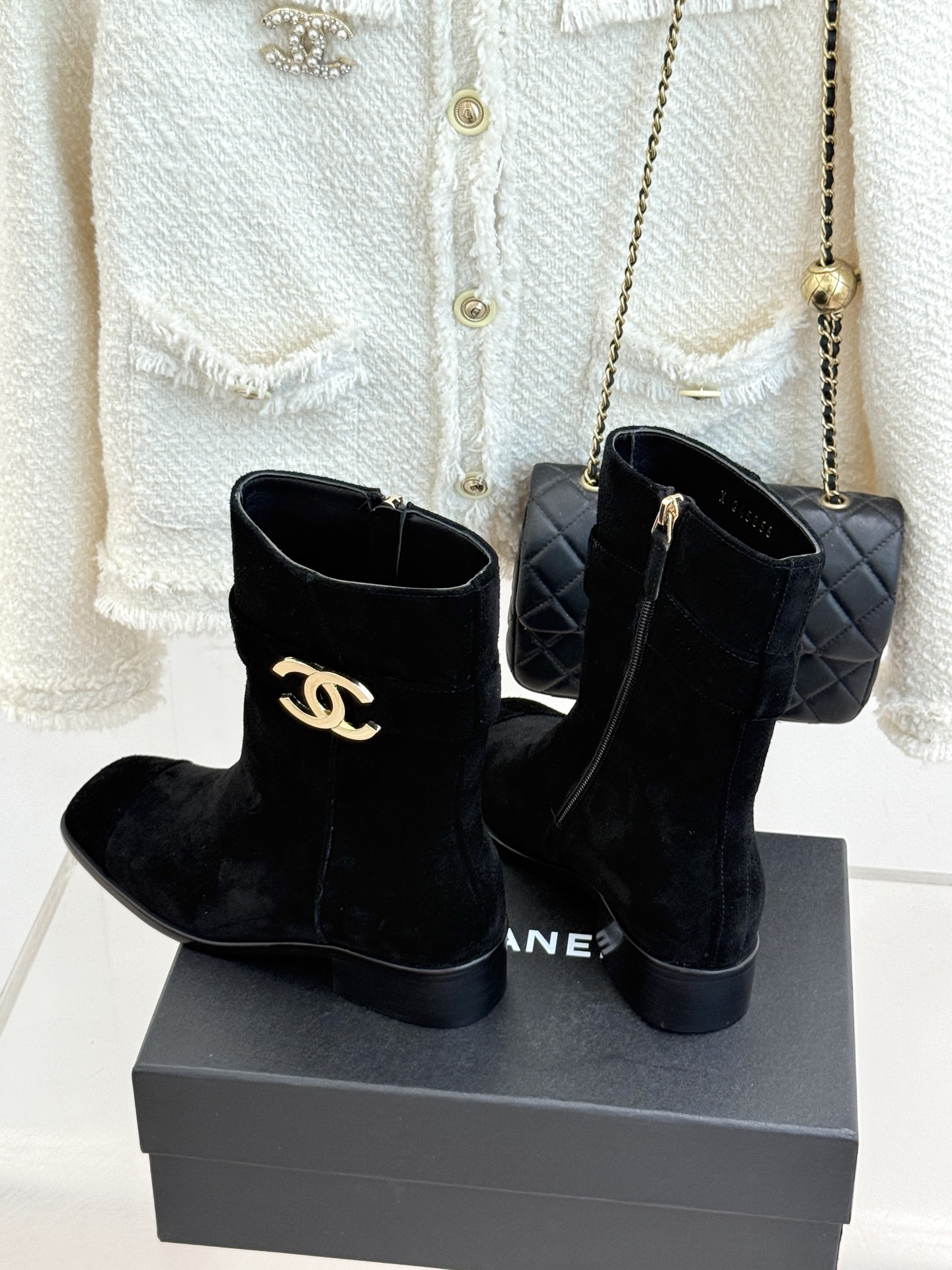 CHANE*|小香26B新品双C 金属皮带扣骑士靴短靴 双C金属皮带扣点睛 牛皮靴身细腻有光泽 上脚秒变直腿精 酷飒糅合 CHANE*|小香26B新品双C 金属皮带扣骑士靴短靴 双C金属皮带扣点睛 牛皮靴身细腻有光泽 上脚秒变直腿精 酷飒糅合