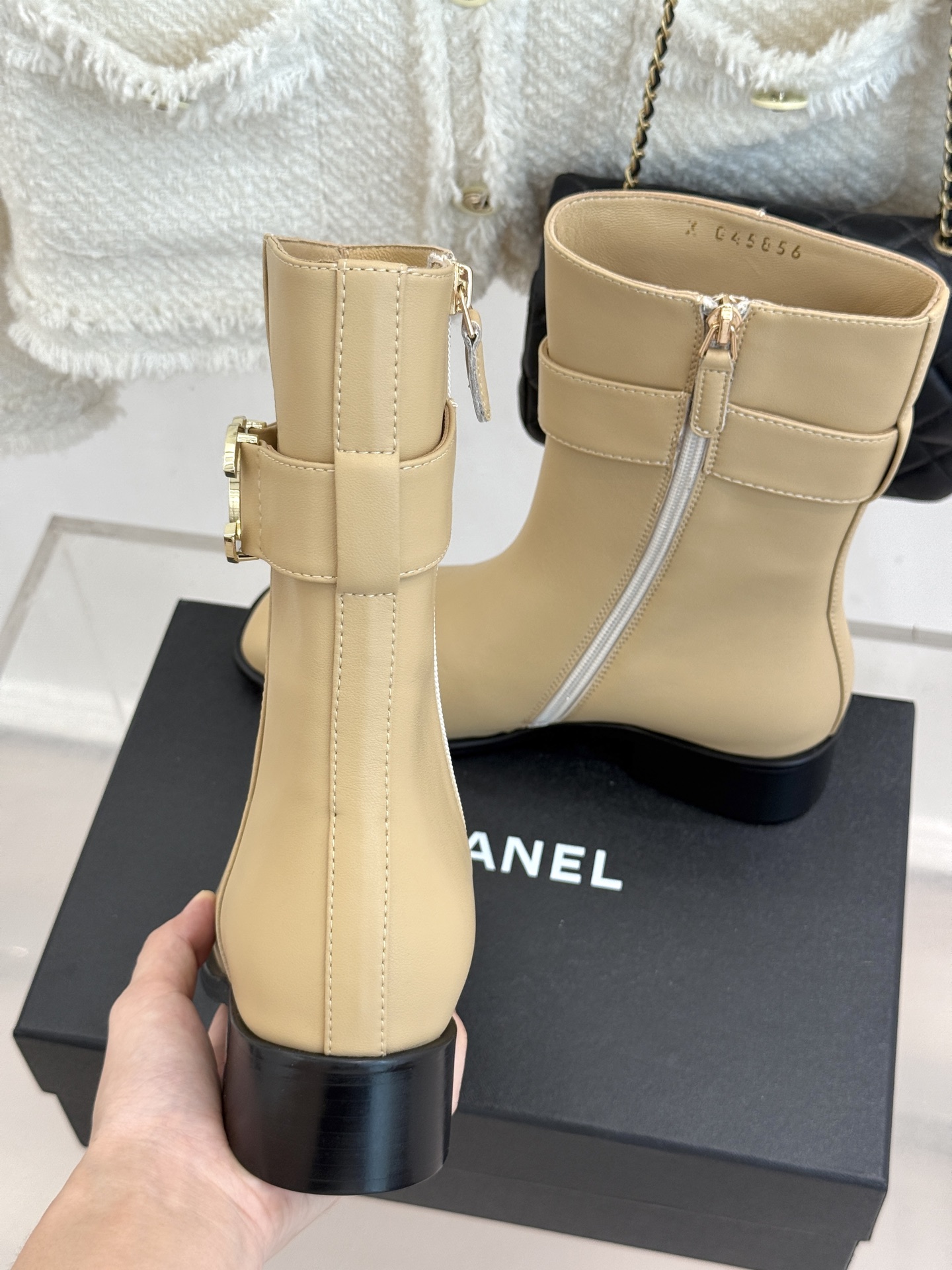 CHANE*|小香26B新品双C 金属皮带扣骑士靴短靴 双C金属皮带扣点睛 牛皮靴身细腻有光泽 上脚秒变直腿精 酷飒糅合 CHANE*|小香26B新品双C 金属皮带扣骑士靴短靴 双C金属皮带扣点睛 牛皮靴身细腻有光泽 上脚秒变直腿精 酷飒糅合