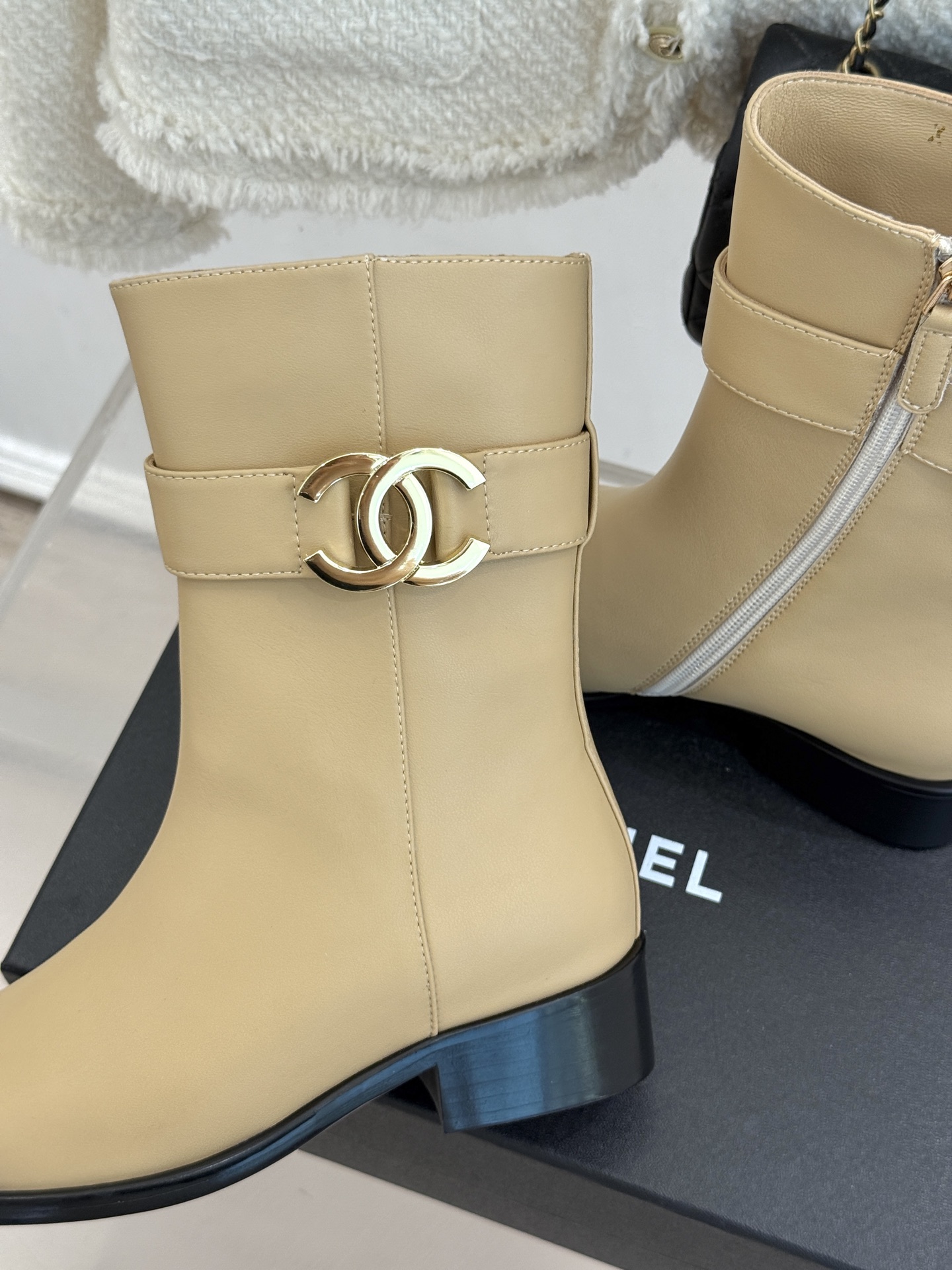 CHANE*|小香26B新品双C 金属皮带扣骑士靴短靴 双C金属皮带扣点睛 牛皮靴身细腻有光泽 上脚秒变直腿精 酷飒糅合 CHANE*|小香26B新品双C 金属皮带扣骑士靴短靴 双C金属皮带扣点睛 牛皮靴身细腻有光泽 上脚秒变直腿精 酷飒糅合