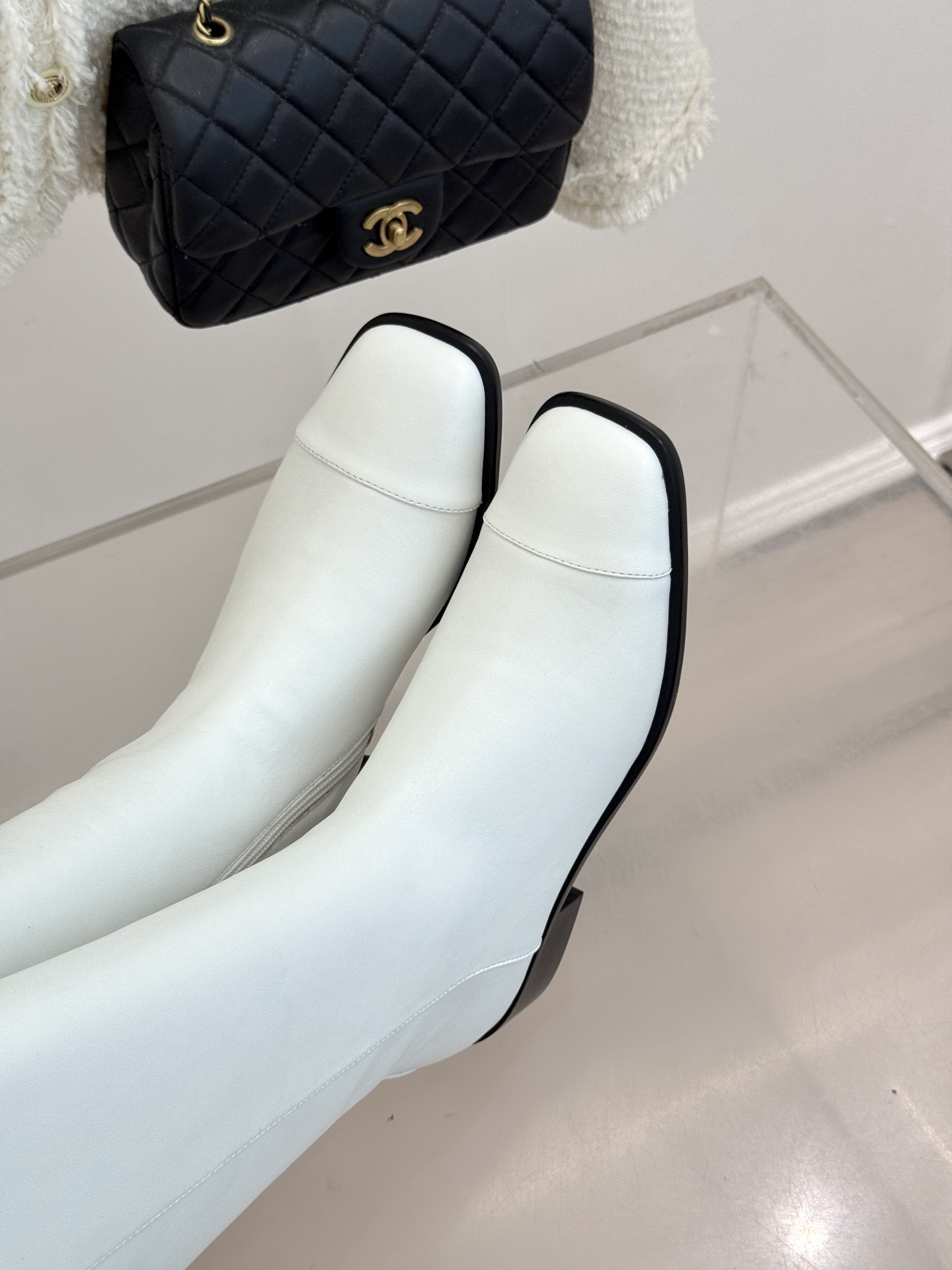 CHANE*|小香26B新品双C 金属皮带扣骑士靴短靴 双C金属皮带扣点睛 牛皮靴身细腻有光泽 上脚秒变直腿精 酷飒糅合 CHANE*|小香26B新品双C 金属皮带扣骑士靴短靴 双C金属皮带扣点睛 牛皮靴身细腻有光泽 上脚秒变直腿精 酷飒糅合