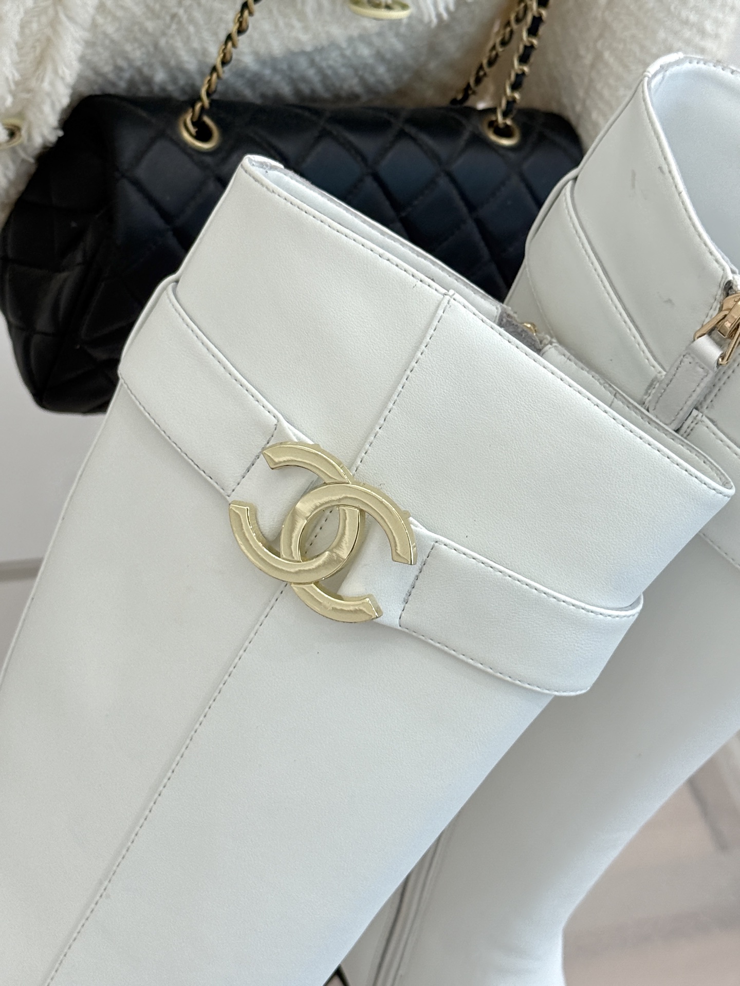 CHANE*|小香26B新品双C 金属皮带扣骑士靴短靴 双C金属皮带扣点睛 牛皮靴身细腻有光泽 上脚秒变直腿精 酷飒糅合 CHANE*|小香26B新品双C 金属皮带扣骑士靴短靴 双C金属皮带扣点睛 牛皮靴身细腻有光泽 上脚秒变直腿精 酷飒糅合