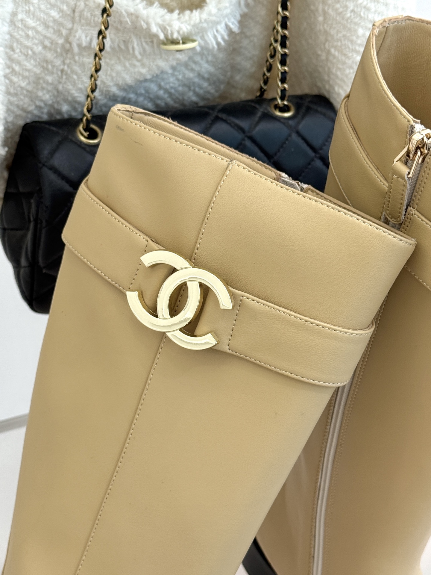 CHANE*|小香26B新品双C 金属皮带扣骑士靴短靴 双C金属皮带扣点睛 牛皮靴身细腻有光泽 上脚秒变直腿精 酷飒糅合 CHANE*|小香26B新品双C 金属皮带扣骑士靴短靴 双C金属皮带扣点睛 牛皮靴身细腻有光泽 上脚秒变直腿精 酷飒糅合