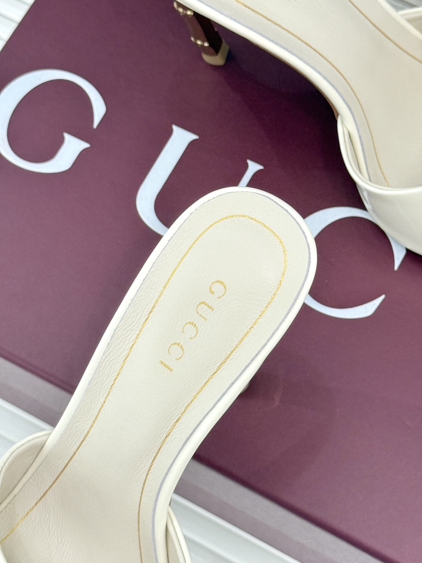 Gucci/古驰26WF新品一字带 金属跟高跟拖鞋 丝缎光泽流淌足尖之上 金属细跟折射冷冽光芒 一字带勾勒足弓优美曲线 