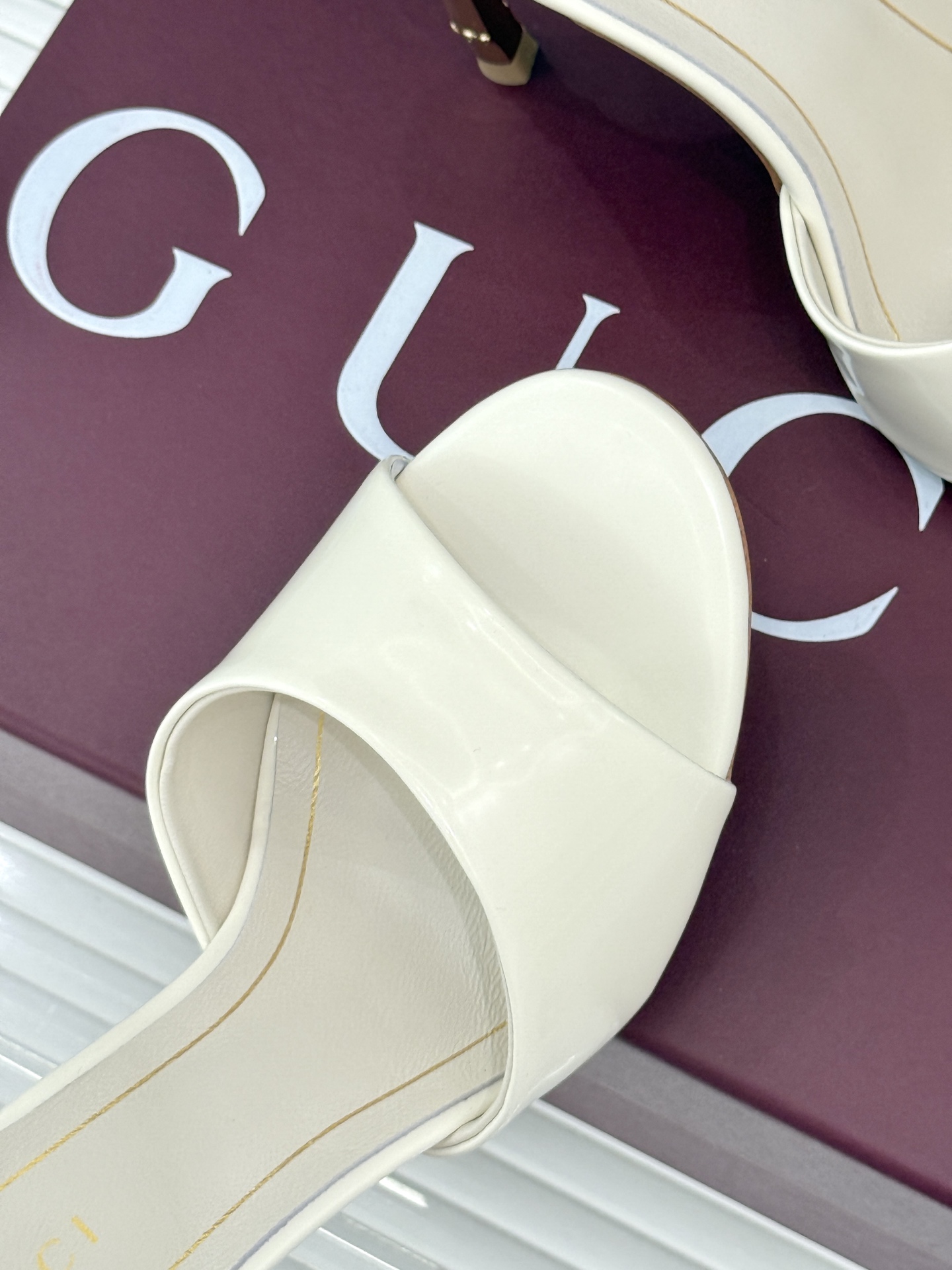 Gucci/古驰26WF新品一字带 金属跟高跟拖鞋 丝缎光泽流淌足尖之上 金属细跟折射冷冽光芒 一字带勾勒足弓优美曲线 