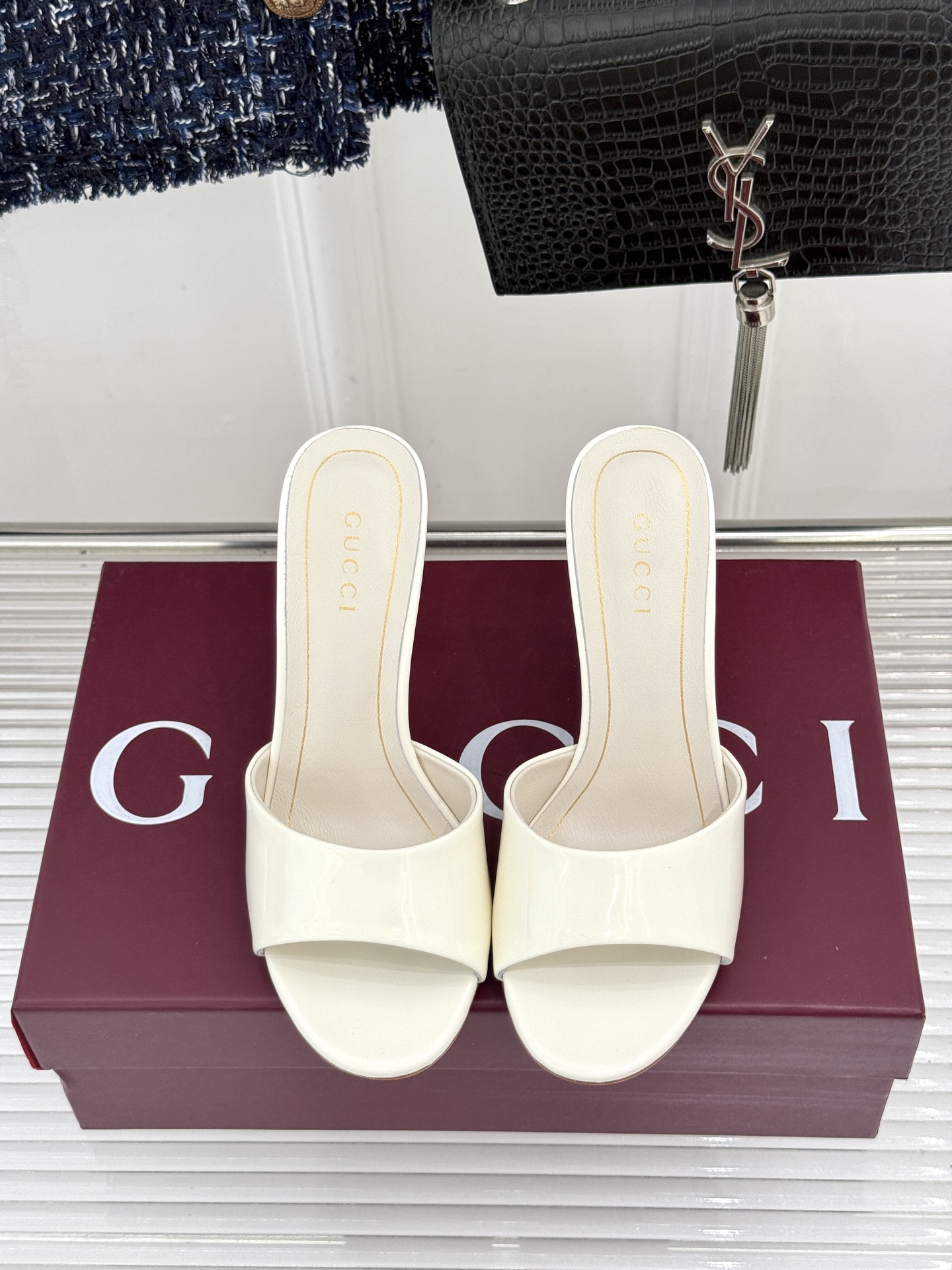 Gucci/古驰26WF新品一字带 金属跟高跟拖鞋 丝缎光泽流淌足尖之上 金属细跟折射冷冽光芒 一字带勾勒足弓优美曲线 