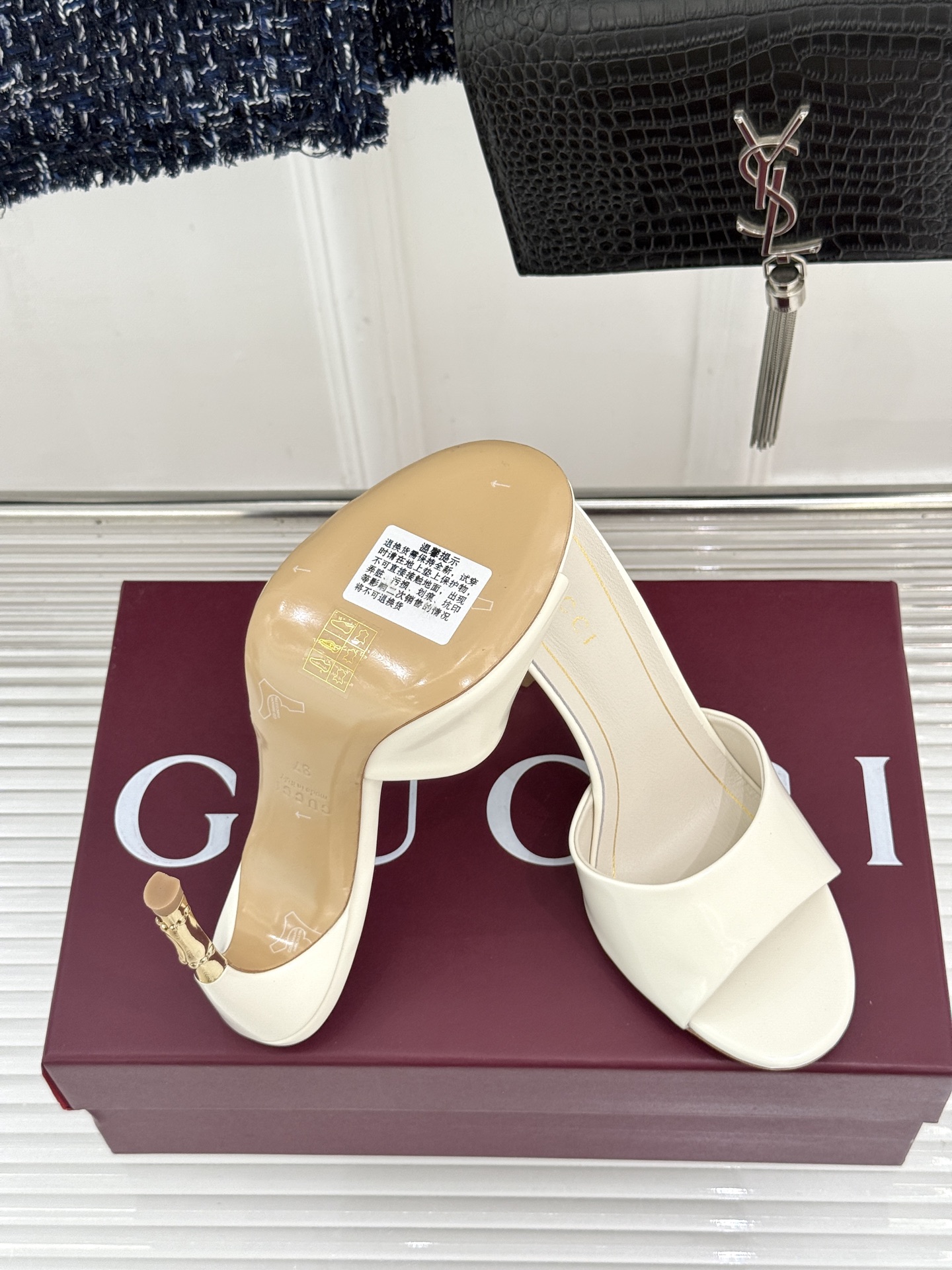 Gucci/古驰26WF新品一字带 金属跟高跟拖鞋 丝缎光泽流淌足尖之上 金属细跟折射冷冽光芒 一字带勾勒足弓优美曲线 