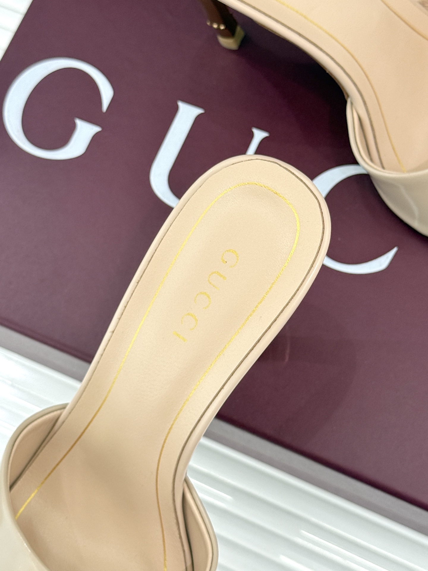 Gucci/古驰26WF新品一字带 金属跟高跟拖鞋 丝缎光泽流淌足尖之上 金属细跟折射冷冽光芒 一字带勾勒足弓优美曲线 