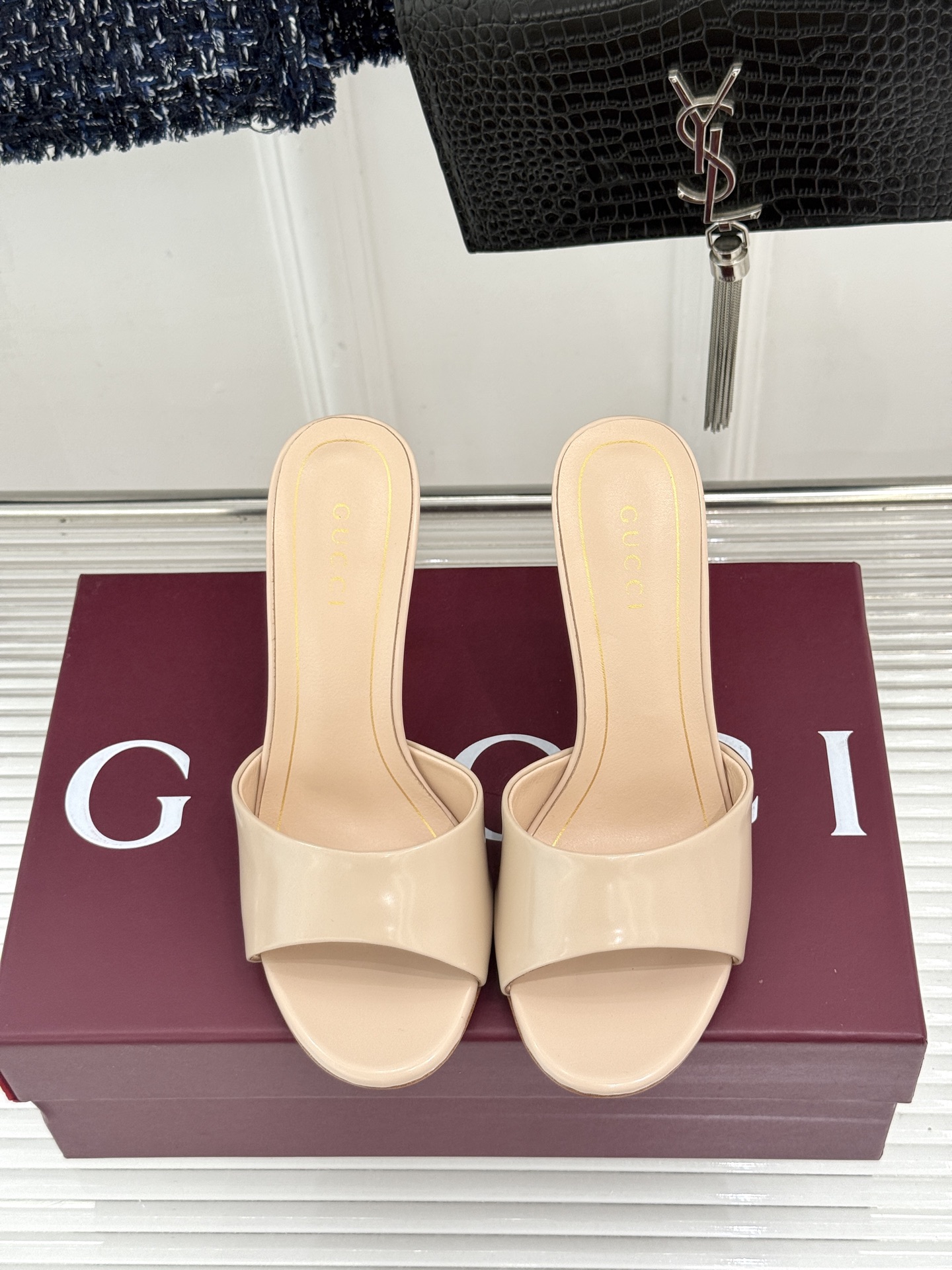 Gucci/古驰26WF新品一字带 金属跟高跟拖鞋 丝缎光泽流淌足尖之上 金属细跟折射冷冽光芒 一字带勾勒足弓优美曲线 