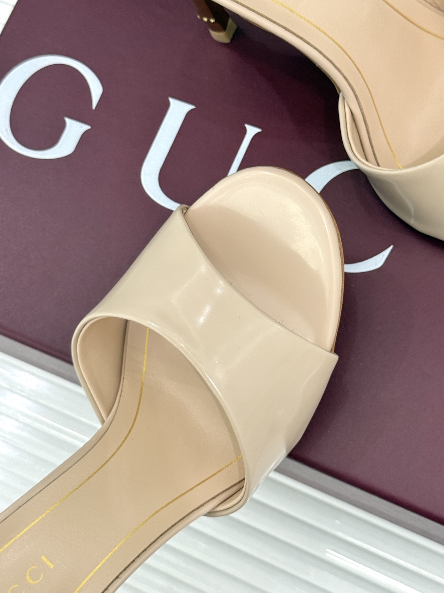 Gucci/古驰26WF新品一字带 金属跟高跟拖鞋 丝缎光泽流淌足尖之上 金属细跟折射冷冽光芒 一字带勾勒足弓优美曲线 