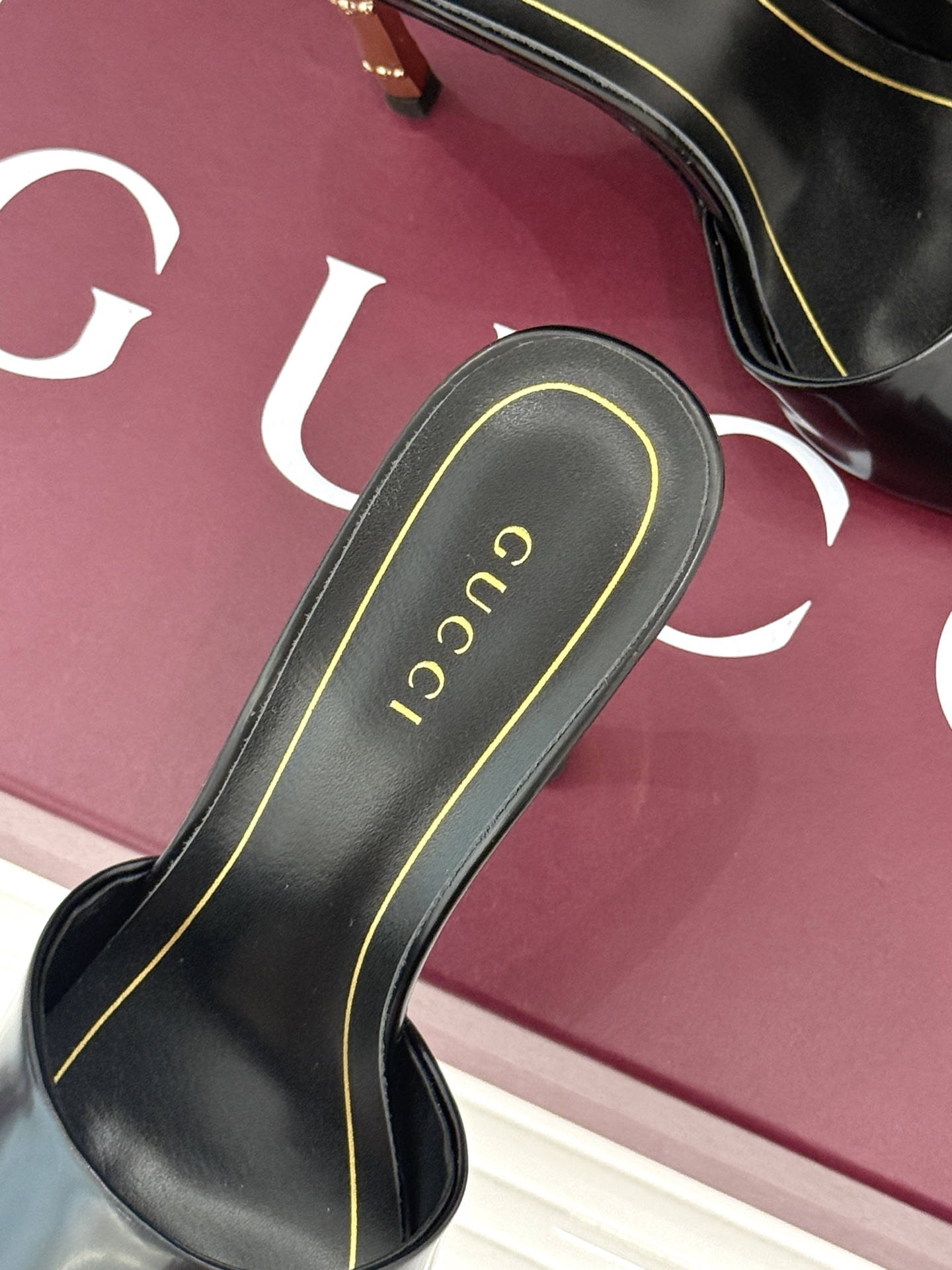 Gucci/古驰26WF新品一字带 金属跟高跟拖鞋 丝缎光泽流淌足尖之上 金属细跟折射冷冽光芒 一字带勾勒足弓优美曲线 Gucci/古驰26WF新品一字带 金属跟高跟拖鞋 丝缎光泽流淌足尖之上 金属细跟折射冷冽光芒 一字带勾勒足弓优美曲线