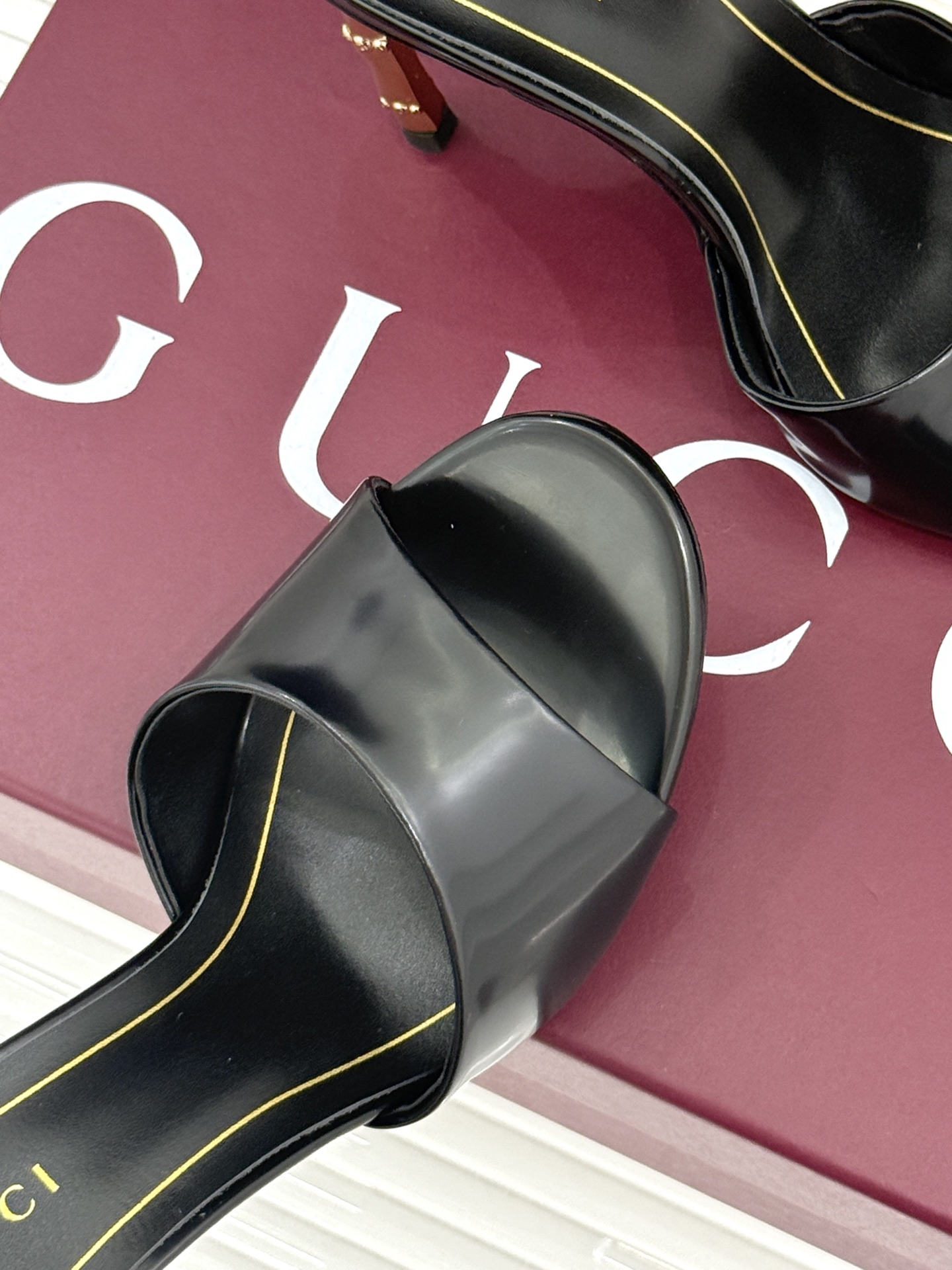 Gucci/古驰26WF新品一字带 金属跟高跟拖鞋 丝缎光泽流淌足尖之上 金属细跟折射冷冽光芒 一字带勾勒足弓优美曲线 Gucci/古驰26WF新品一字带 金属跟高跟拖鞋 丝缎光泽流淌足尖之上 金属细跟折射冷冽光芒 一字带勾勒足弓优美曲线