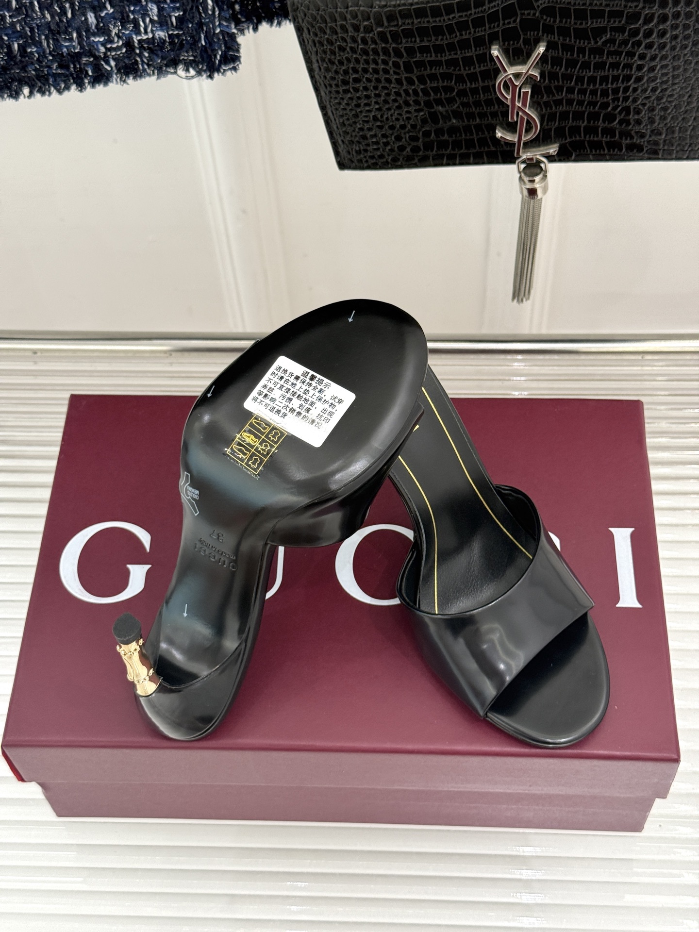 Gucci/古驰26WF新品一字带 金属跟高跟拖鞋 丝缎光泽流淌足尖之上 金属细跟折射冷冽光芒 一字带勾勒足弓优美曲线 Gucci/古驰26WF新品一字带 金属跟高跟拖鞋 丝缎光泽流淌足尖之上 金属细跟折射冷冽光芒 一字带勾勒足弓优美曲线