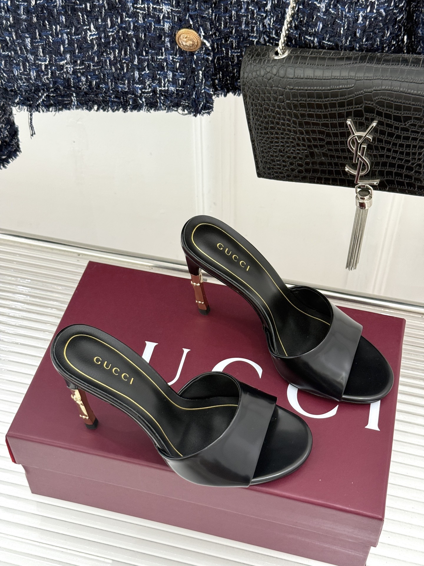 Gucci/古驰26WF新品一字带 金属跟高跟拖鞋 丝缎光泽流淌足尖之上 金属细跟折射冷冽光芒 一字带勾勒足弓优美曲线 Gucci/古驰26WF新品一字带 金属跟高跟拖鞋 丝缎光泽流淌足尖之上 金属细跟折射冷冽光芒 一字带勾勒足弓优美曲线