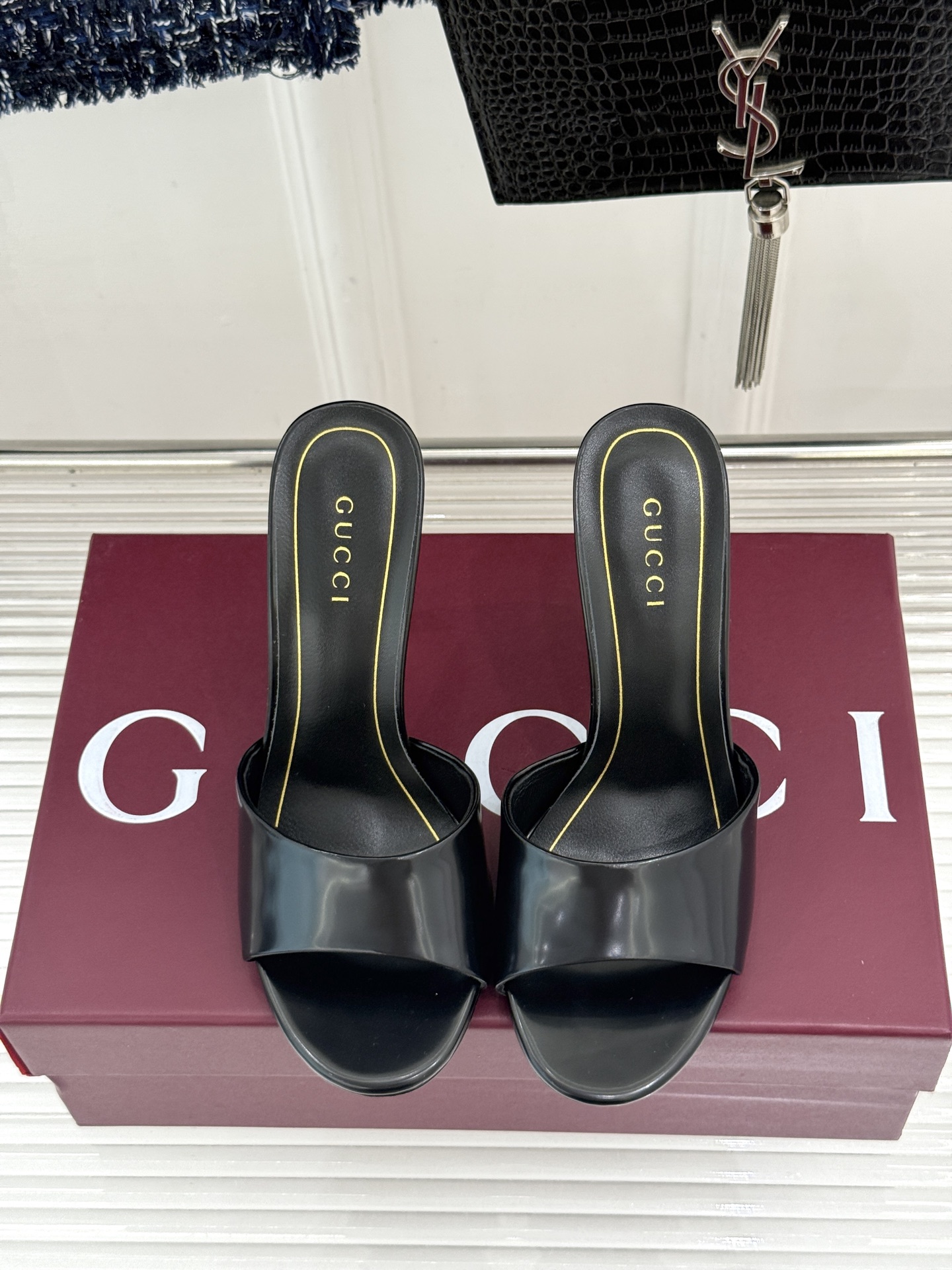 Gucci/古驰26WF新品一字带 金属跟高跟拖鞋 丝缎光泽流淌足尖之上 金属细跟折射冷冽光芒 一字带勾勒足弓优美曲线 Gucci/古驰26WF新品一字带 金属跟高跟拖鞋 丝缎光泽流淌足尖之上 金属细跟折射冷冽光芒 一字带勾勒足弓优美曲线