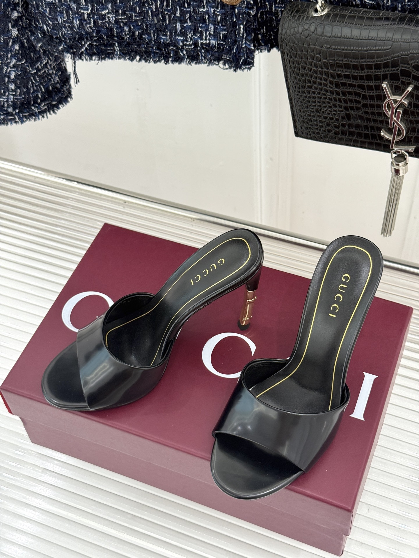 Gucci/古驰26WF新品一字带 金属跟高跟拖鞋 丝缎光泽流淌足尖之上 金属细跟折射冷冽光芒 一字带勾勒足弓优美曲线 Gucci/古驰26WF新品一字带 金属跟高跟拖鞋 丝缎光泽流淌足尖之上 金属细跟折射冷冽光芒 一字带勾勒足弓优美曲线
