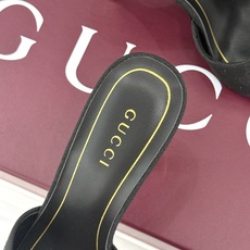 Gucci/古驰26WF新品一字带 金属跟高跟拖鞋 丝缎光泽流淌足尖之上 金属细跟折射冷冽光芒 一字带勾勒足弓优美曲线 Gucci/古驰26WF新品一字带 金属跟高跟拖鞋 丝缎光泽流淌足尖之上 金属细跟折射冷冽光芒 一字带勾勒足弓优美曲线