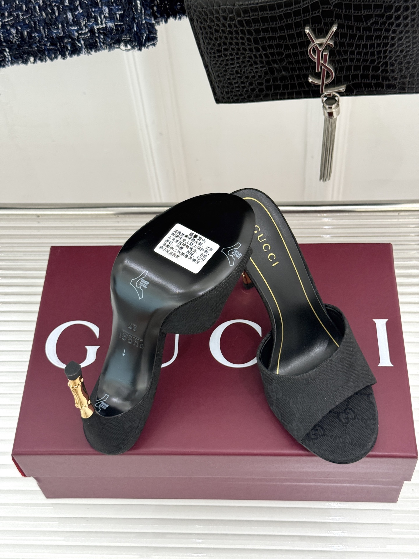 Gucci/古驰26WF新品一字带 金属跟高跟拖鞋 丝缎光泽流淌足尖之上 金属细跟折射冷冽光芒 一字带勾勒足弓优美曲线 Gucci/古驰26WF新品一字带 金属跟高跟拖鞋 丝缎光泽流淌足尖之上 金属细跟折射冷冽光芒 一字带勾勒足弓优美曲线