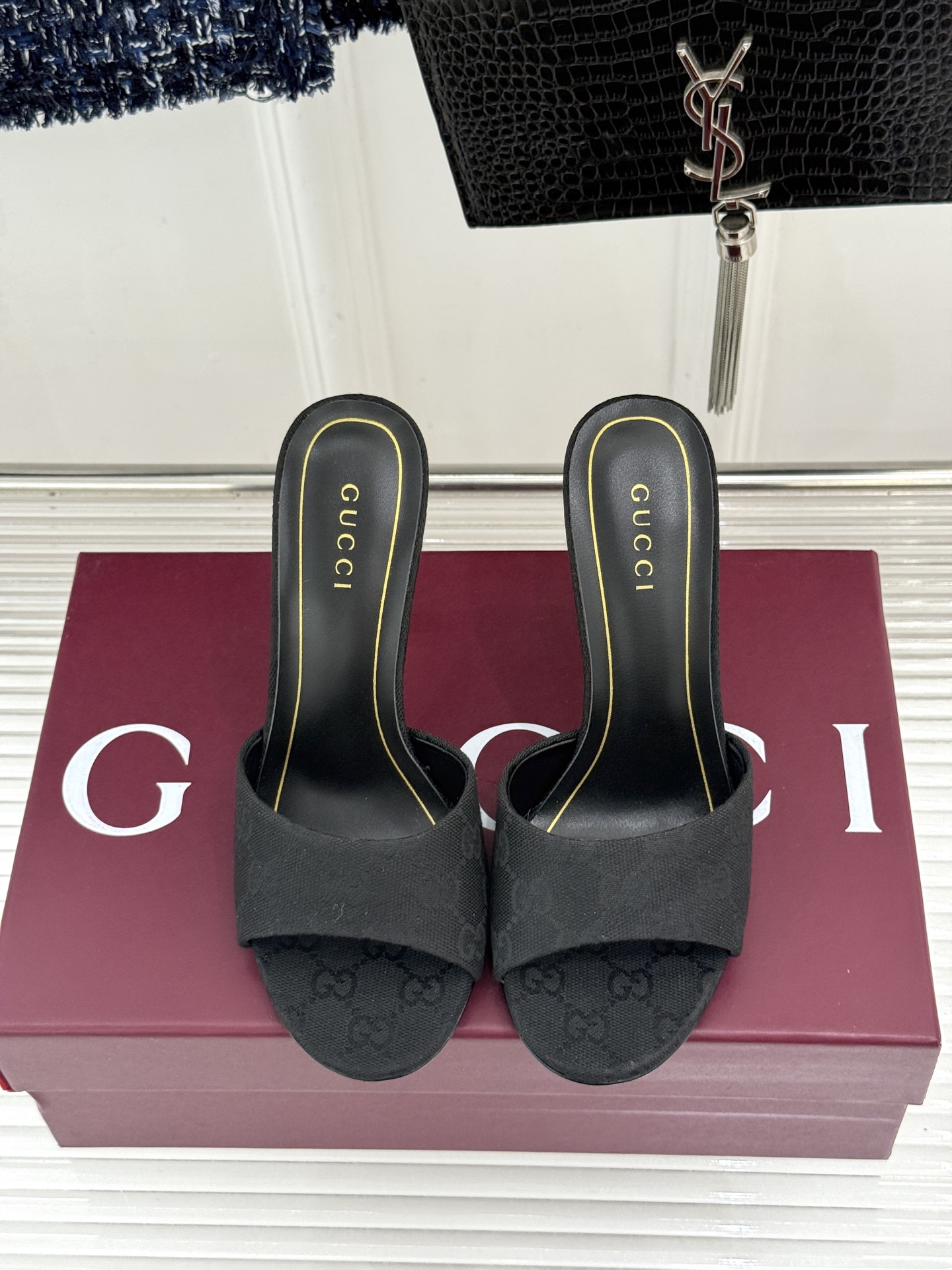 Gucci/古驰26WF新品一字带 金属跟高跟拖鞋 丝缎光泽流淌足尖之上 金属细跟折射冷冽光芒 一字带勾勒足弓优美曲线 Gucci/古驰26WF新品一字带 金属跟高跟拖鞋 丝缎光泽流淌足尖之上 金属细跟折射冷冽光芒 一字带勾勒足弓优美曲线