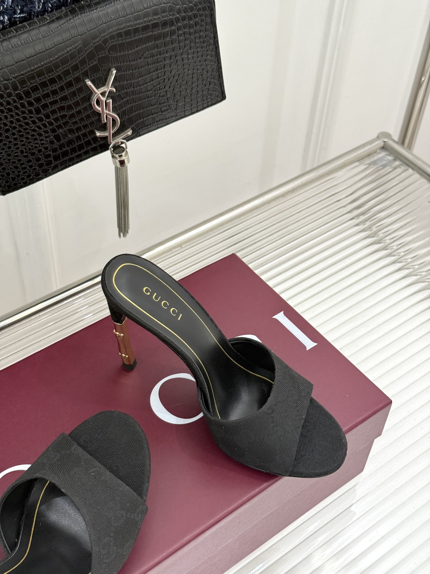 Gucci/古驰26WF新品一字带 金属跟高跟拖鞋 丝缎光泽流淌足尖之上 金属细跟折射冷冽光芒 一字带勾勒足弓优美曲线 Gucci/古驰26WF新品一字带 金属跟高跟拖鞋 丝缎光泽流淌足尖之上 金属细跟折射冷冽光芒 一字带勾勒足弓优美曲线