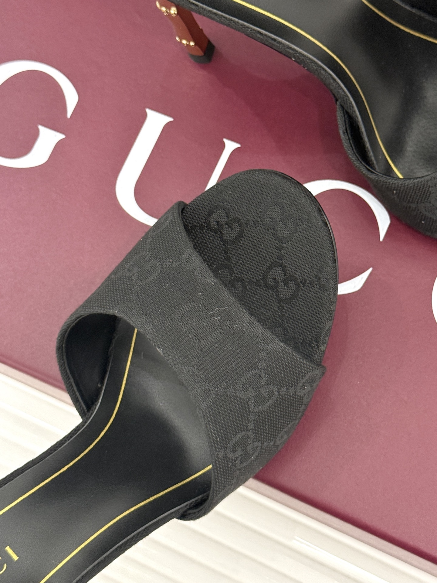 Gucci/古驰26WF新品一字带 金属跟高跟拖鞋 丝缎光泽流淌足尖之上 金属细跟折射冷冽光芒 一字带勾勒足弓优美曲线 Gucci/古驰26WF新品一字带 金属跟高跟拖鞋 丝缎光泽流淌足尖之上 金属细跟折射冷冽光芒 一字带勾勒足弓优美曲线