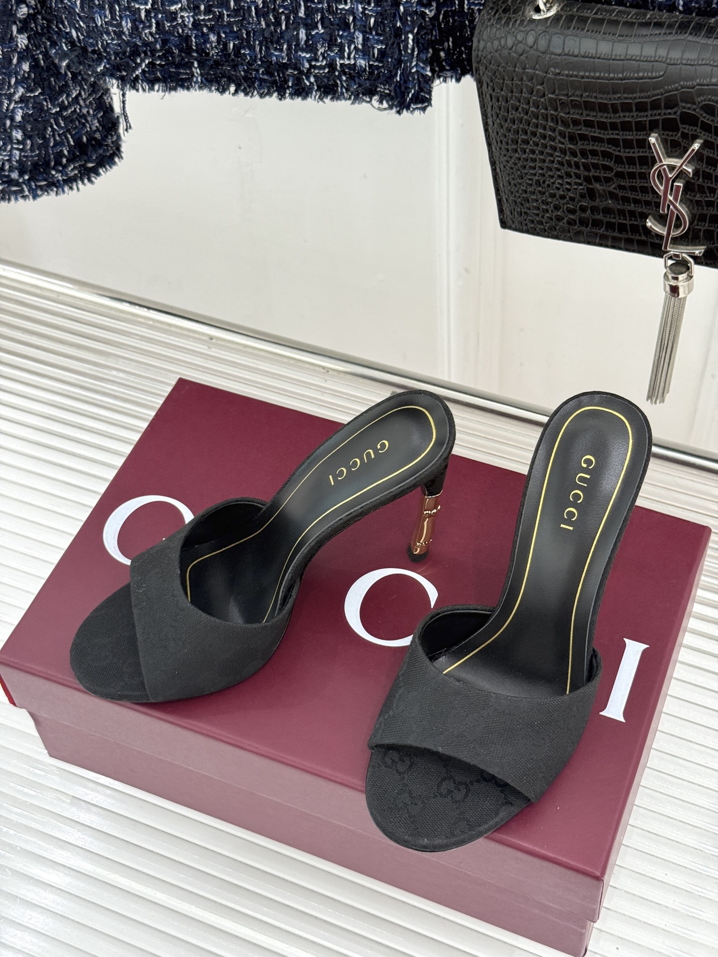 Gucci/古驰26WF新品一字带 金属跟高跟拖鞋 丝缎光泽流淌足尖之上 金属细跟折射冷冽光芒 一字带勾勒足弓优美曲线 Gucci/古驰26WF新品一字带 金属跟高跟拖鞋 丝缎光泽流淌足尖之上 金属细跟折射冷冽光芒 一字带勾勒足弓优美曲线