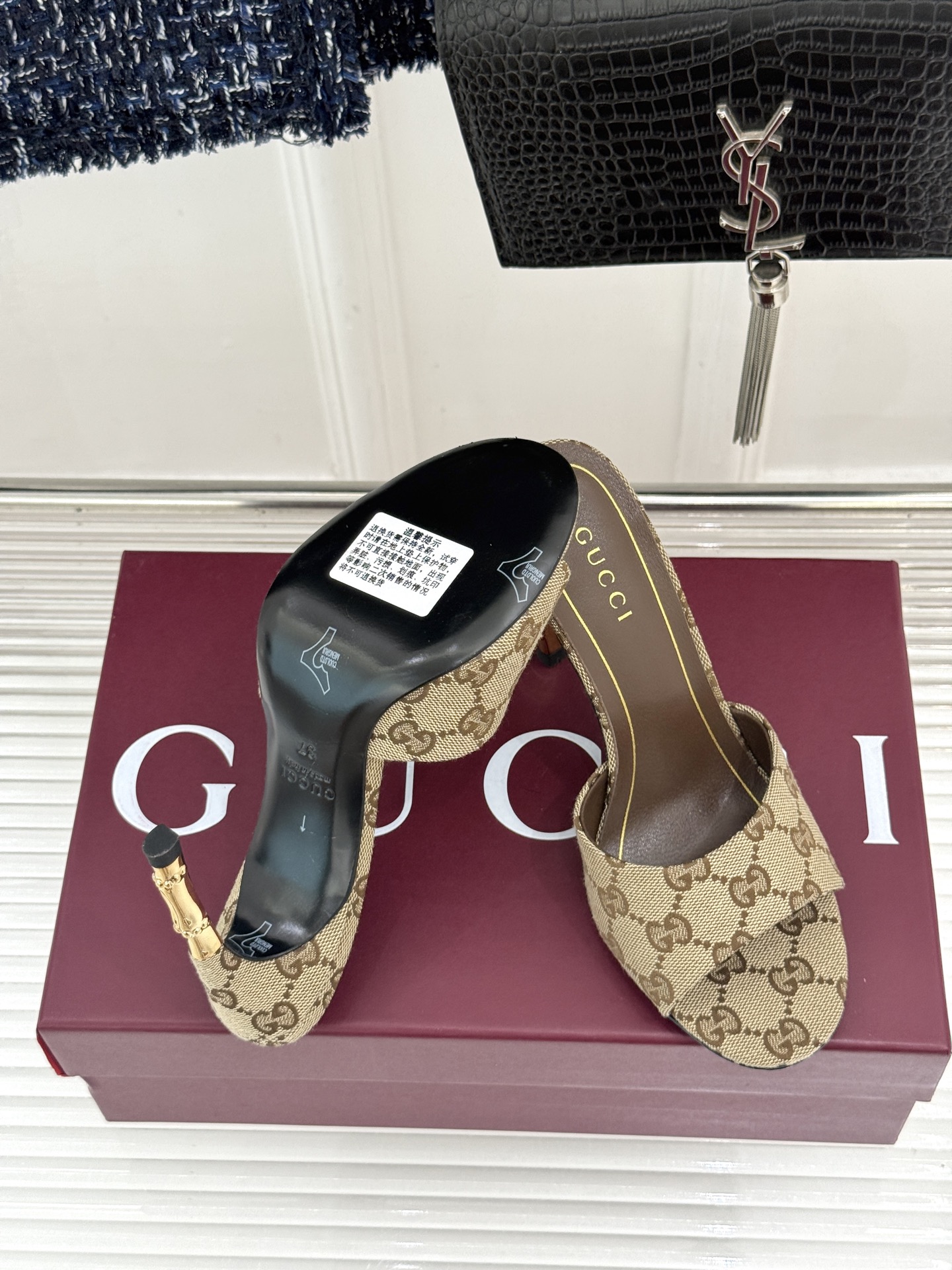 Gucci/古驰26WF新品一字带 金属跟高跟拖鞋 丝缎光泽流淌足尖之上 金属细跟折射冷冽光芒 一字带勾勒足弓优美曲线 