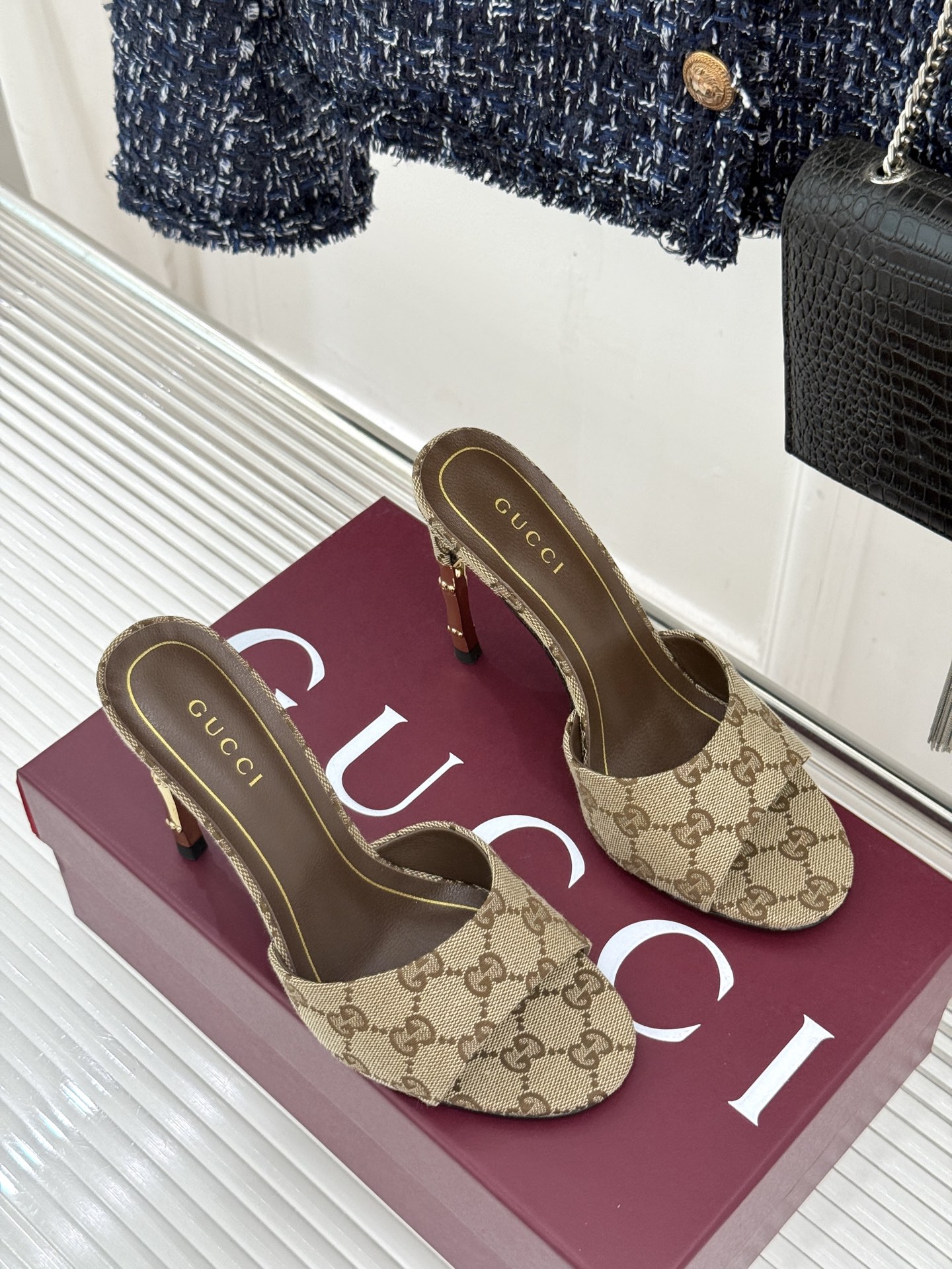 Gucci/古驰26WF新品一字带 金属跟高跟拖鞋 丝缎光泽流淌足尖之上 金属细跟折射冷冽光芒 一字带勾勒足弓优美曲线 